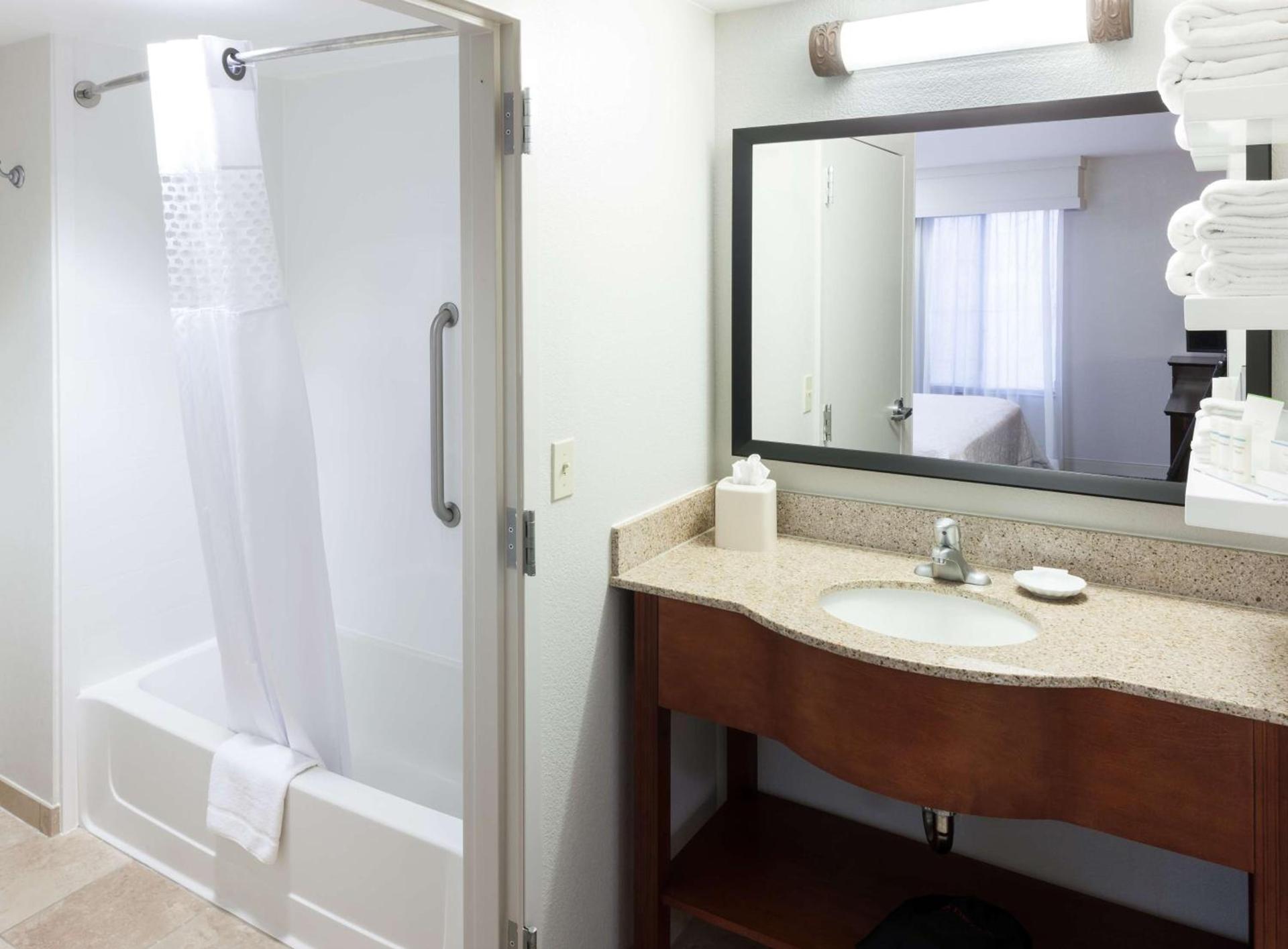 Hampton Inn & Suites Tulare photo 36