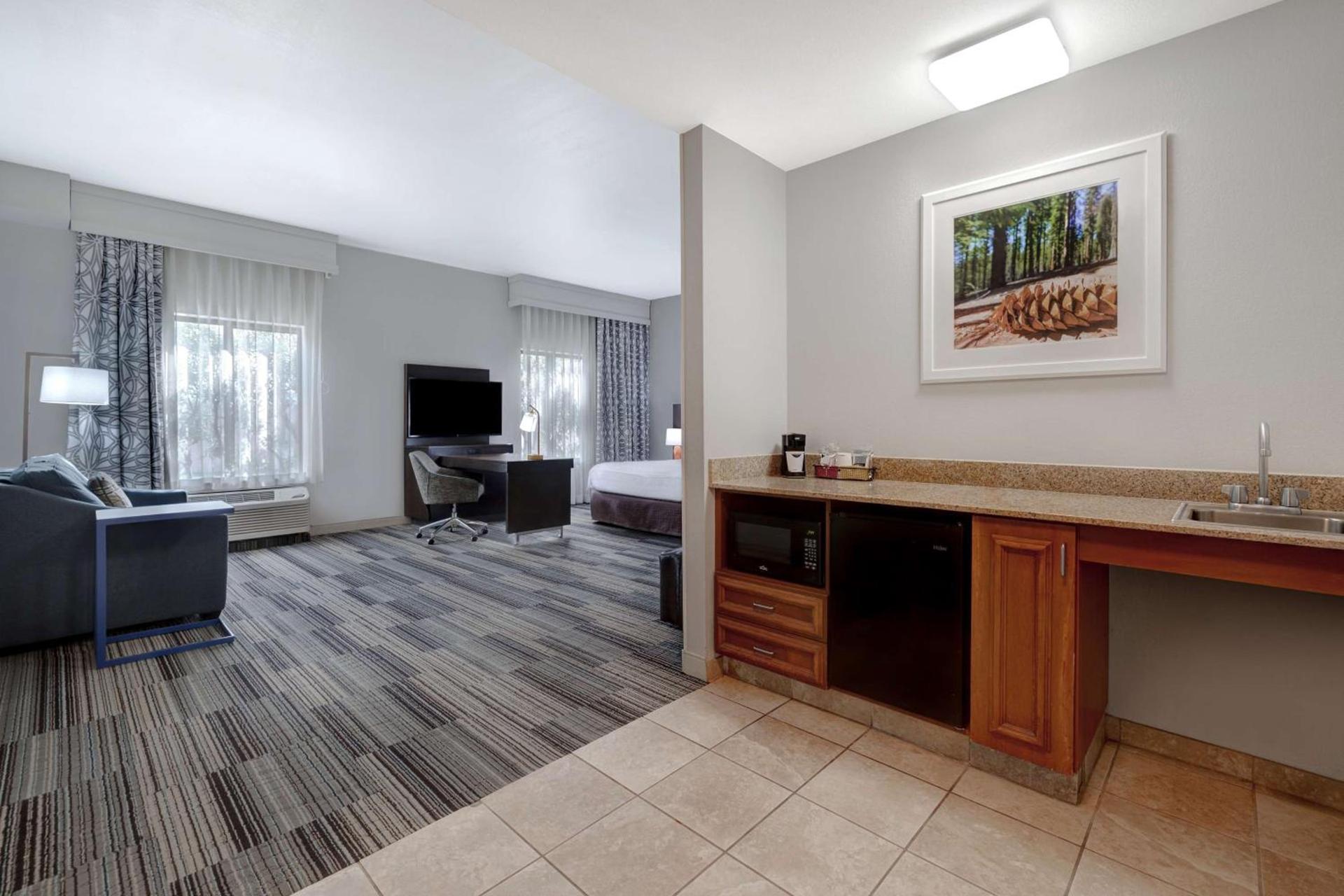 Hampton Inn & Suites Tulare photo 37