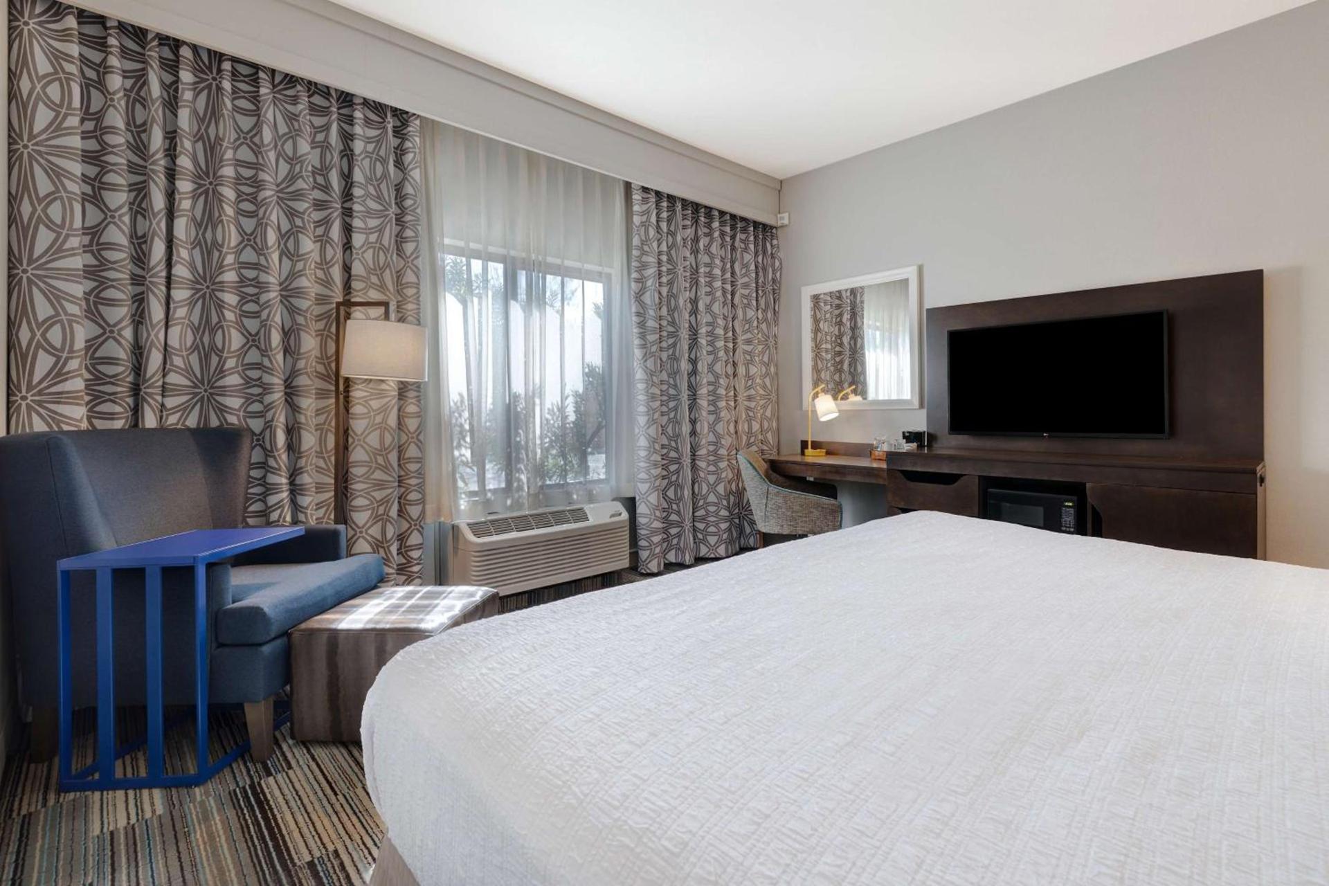 Hampton Inn & Suites Tulare photo 38