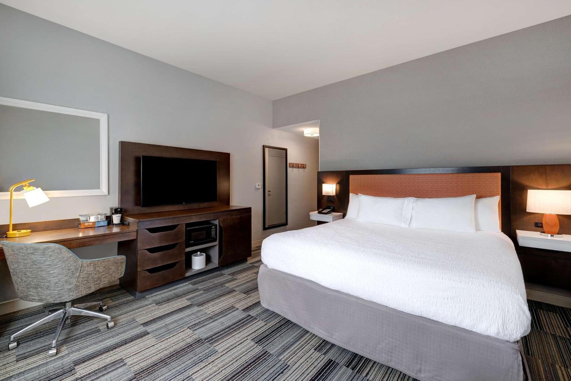 Hampton Inn & Suites Tulare photo 40