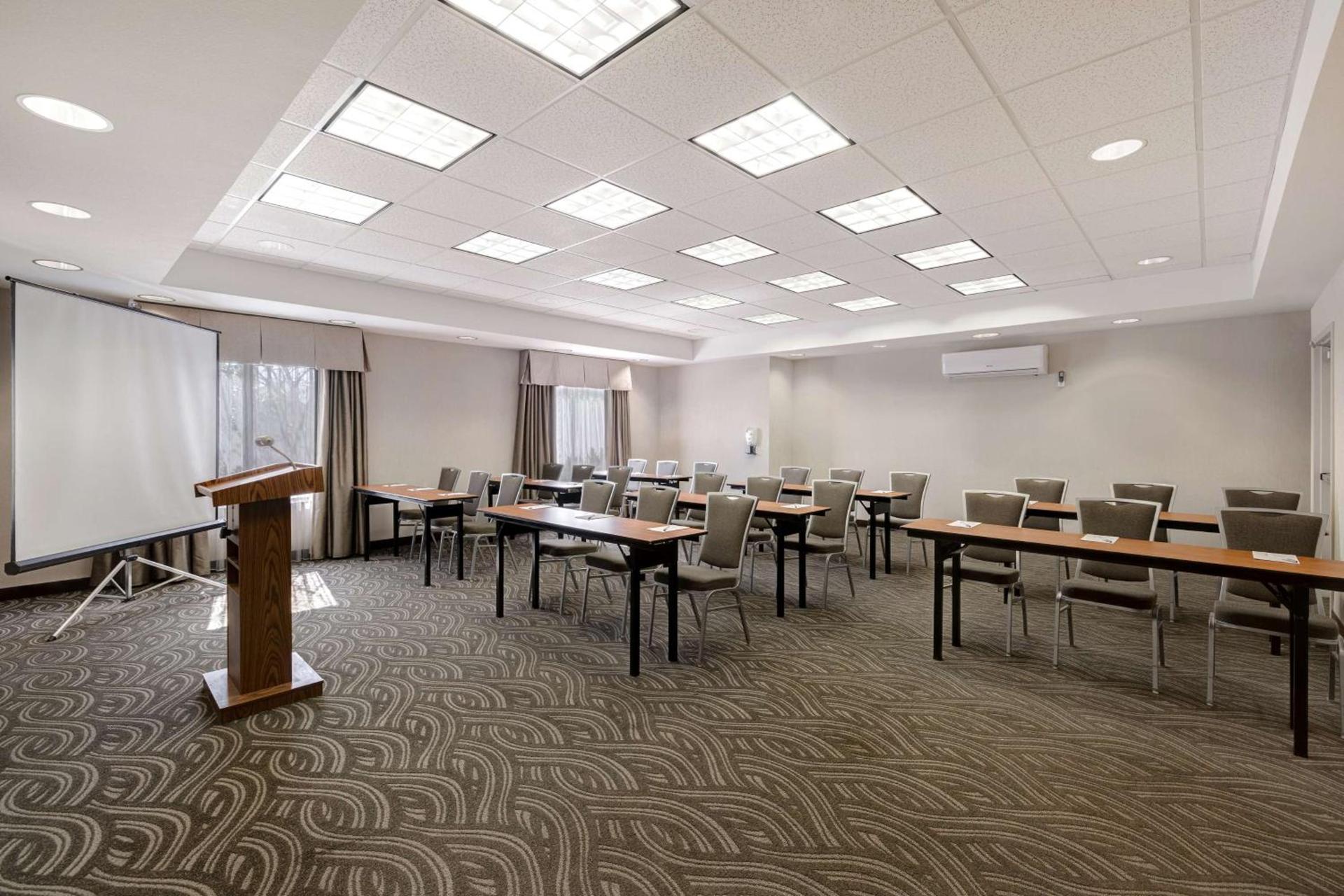 Hampton Inn & Suites Tulare photo 46