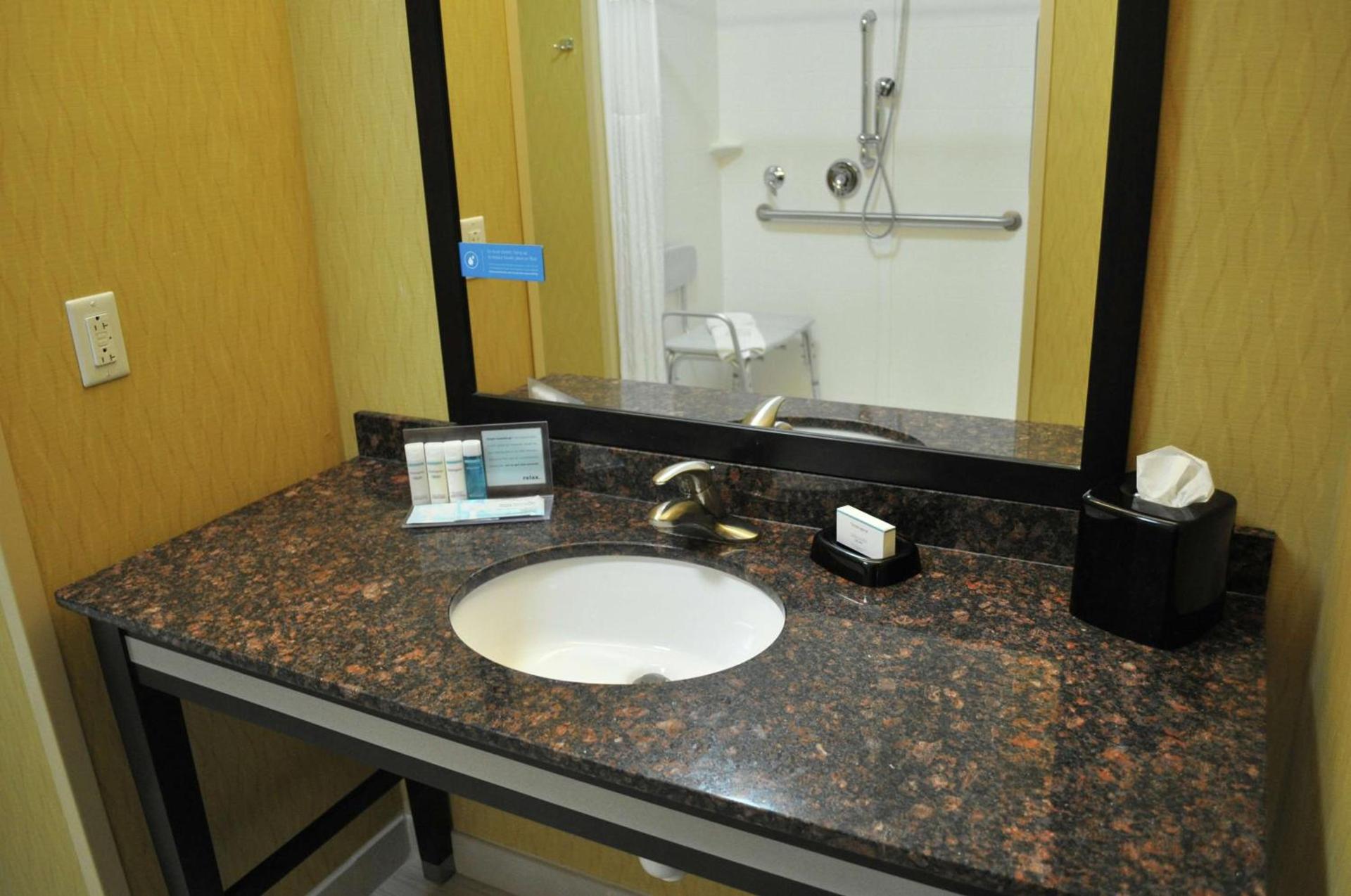 Hampton Inn & Suites Toledo/Westgate photo 17