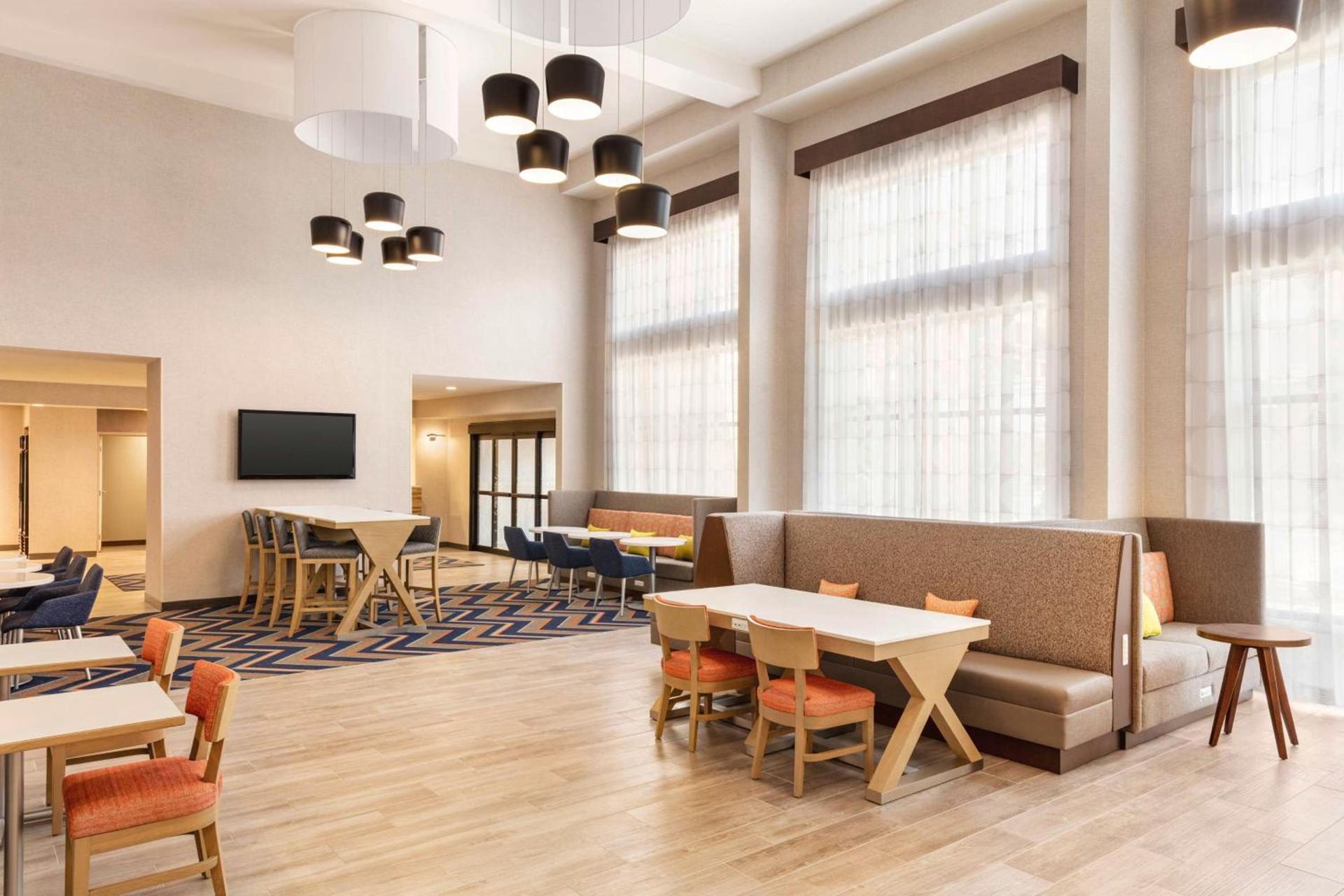 Hampton Inn & Suites Valparaiso photo 11
