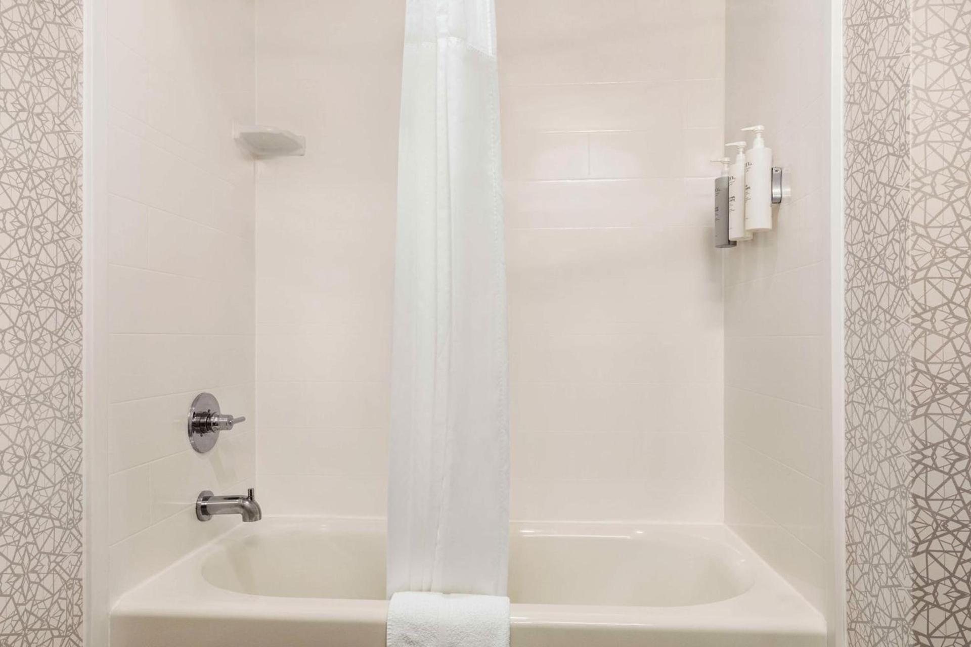 Hampton Inn & Suites Valparaiso photo 17
