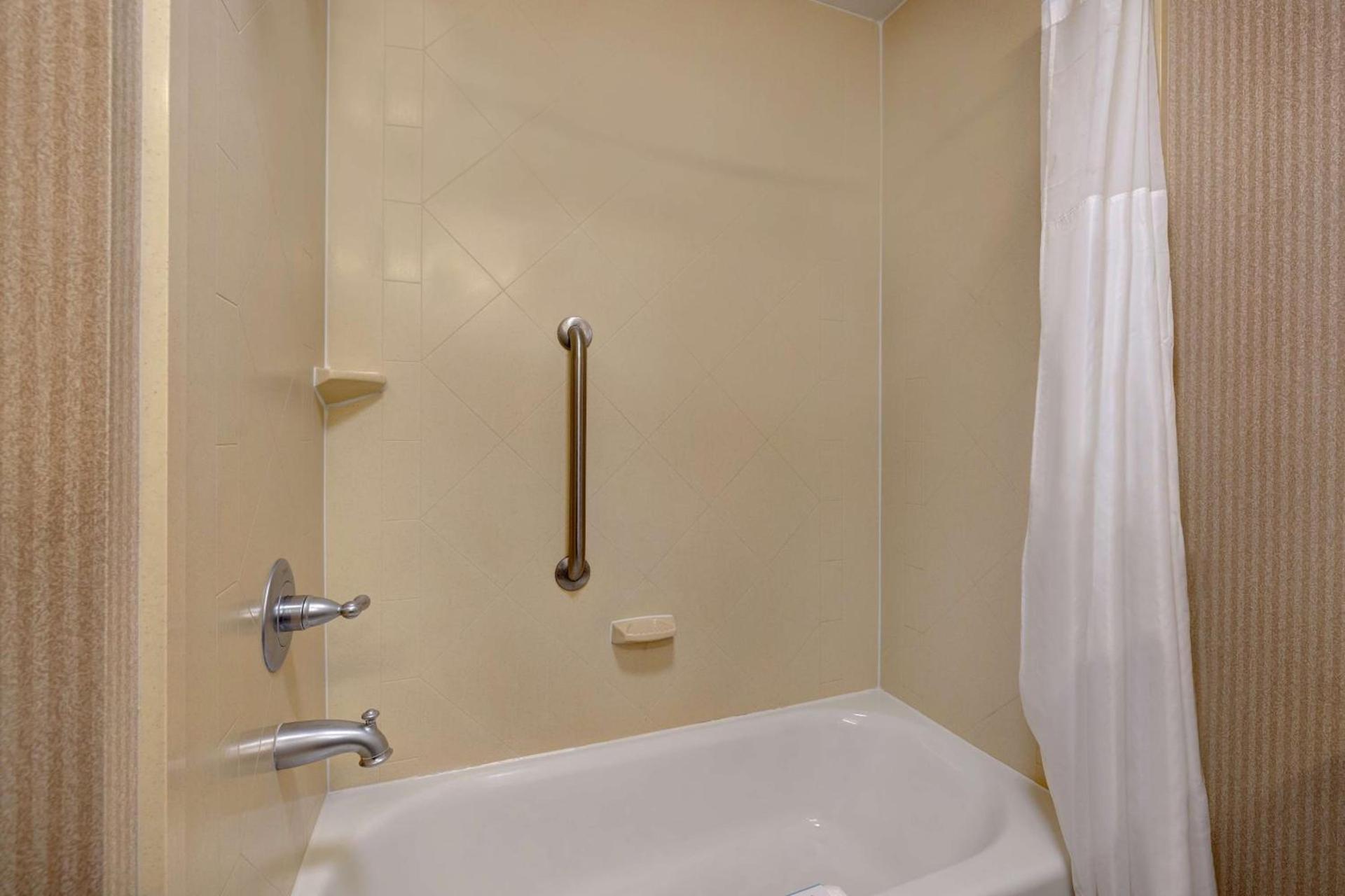 Hampton Inn Victoria photo 15