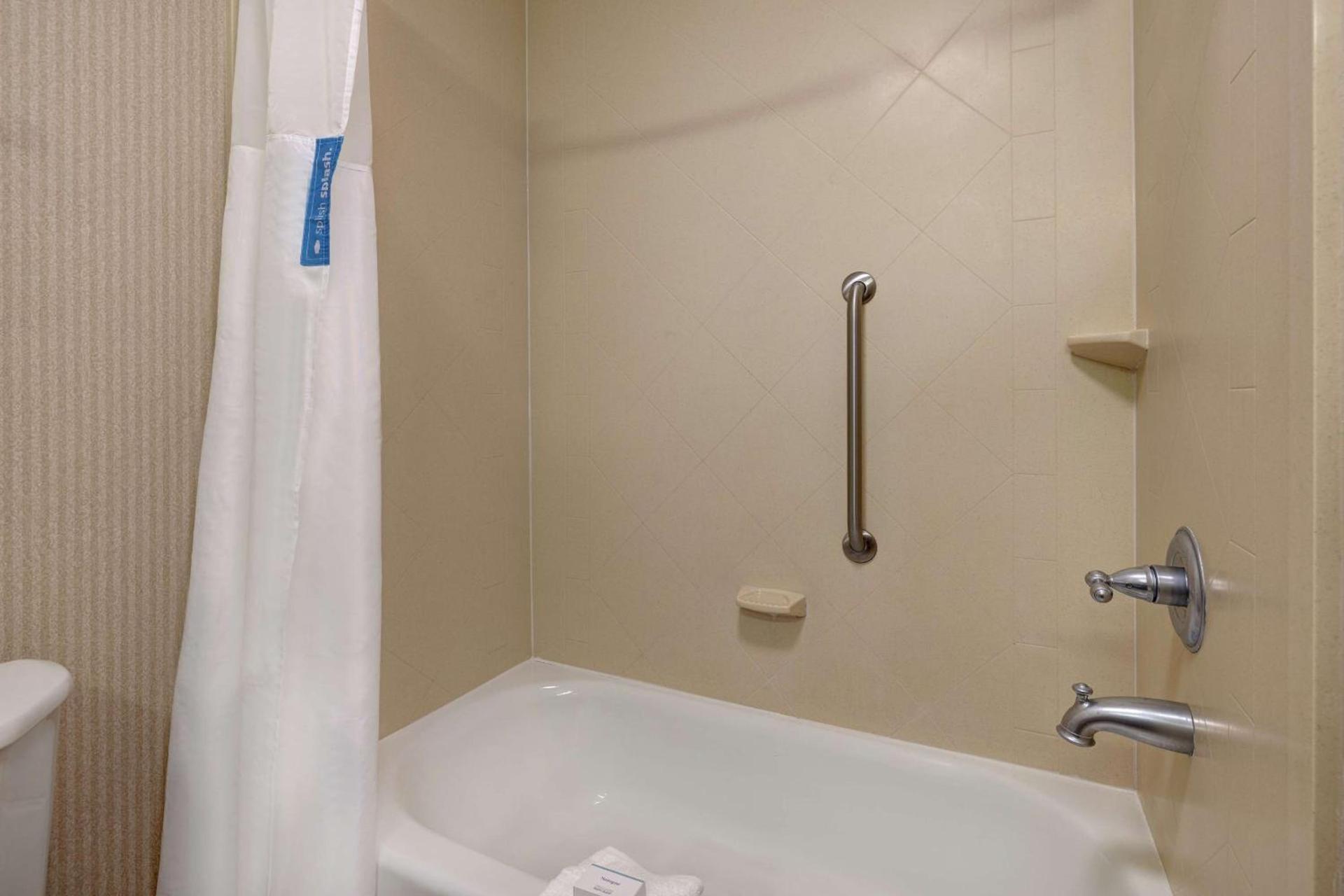 Hampton Inn Victoria photo 28