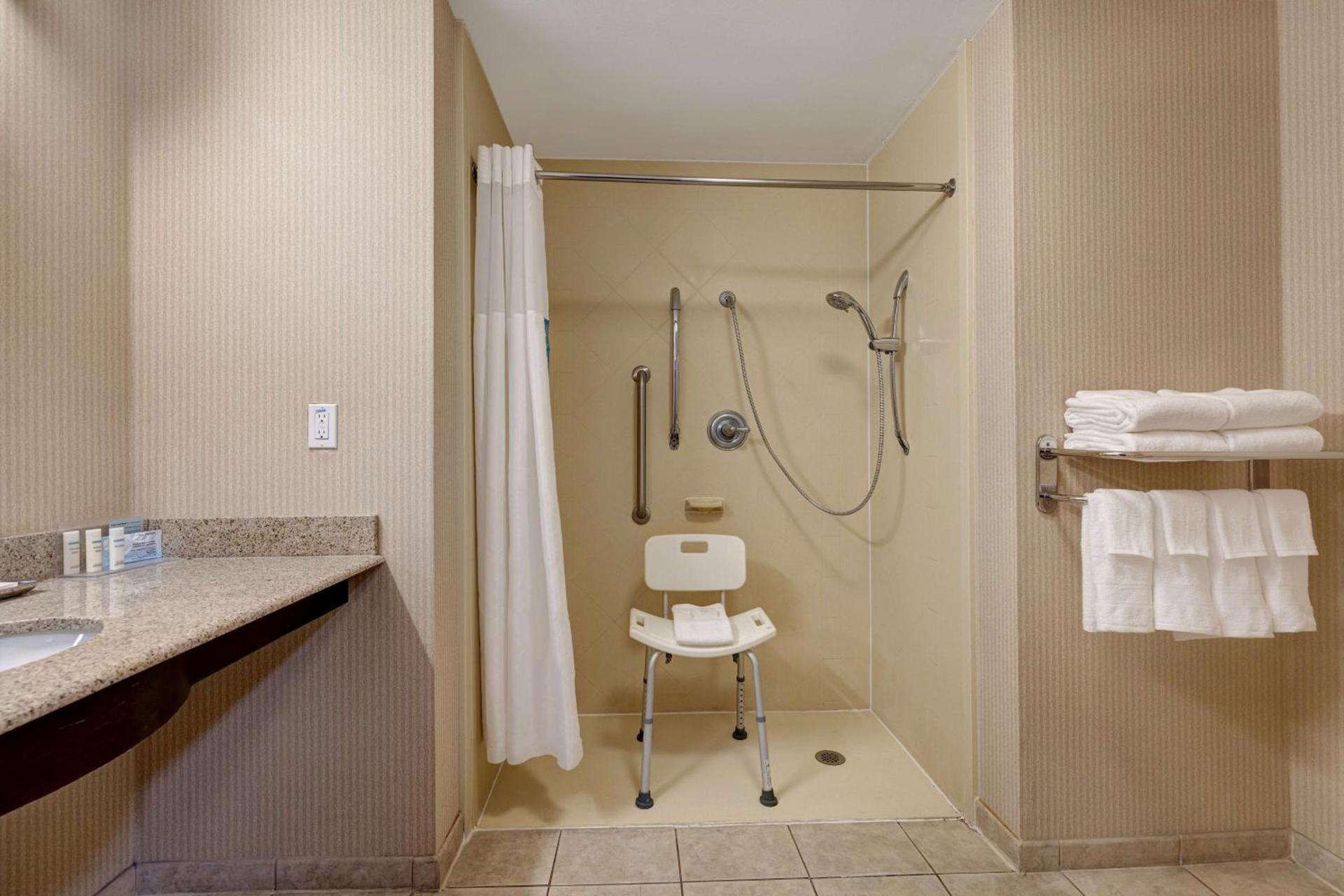 Hampton Inn Victoria photo 36