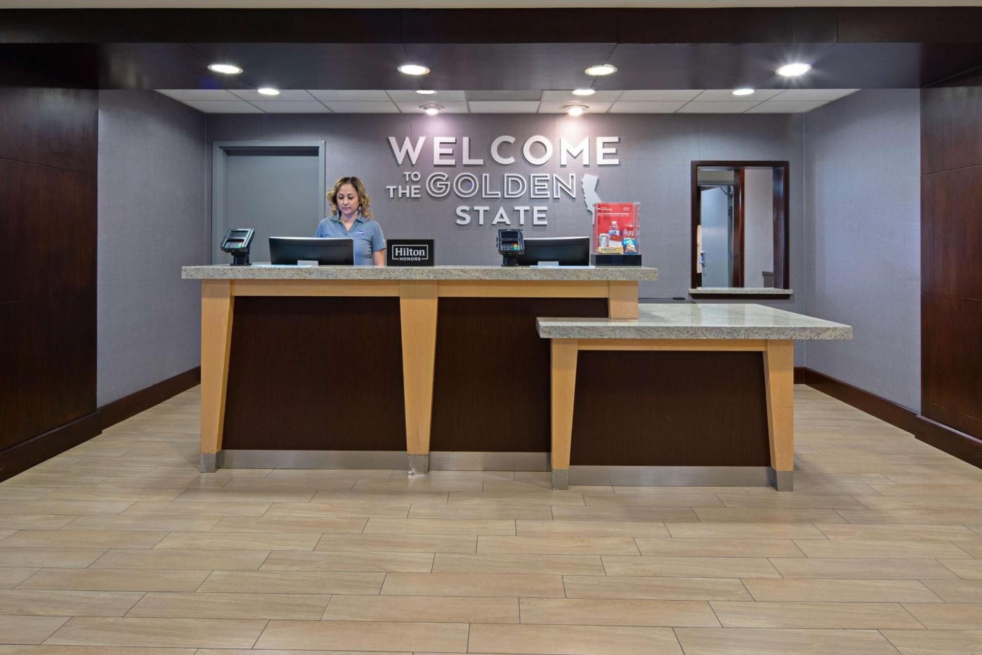 Hampton Inn Visalia photo 4