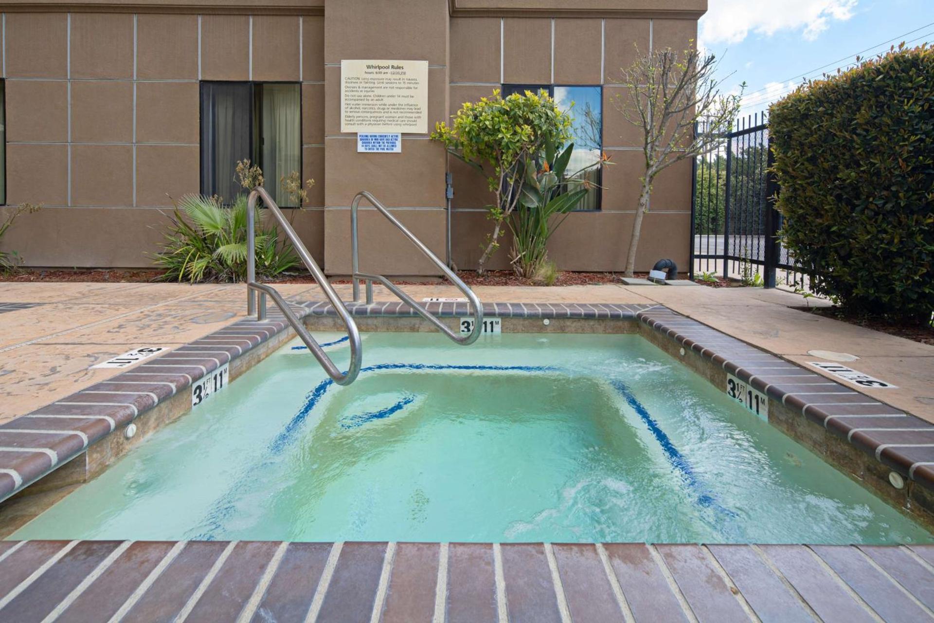 Hampton Inn Visalia photo 6