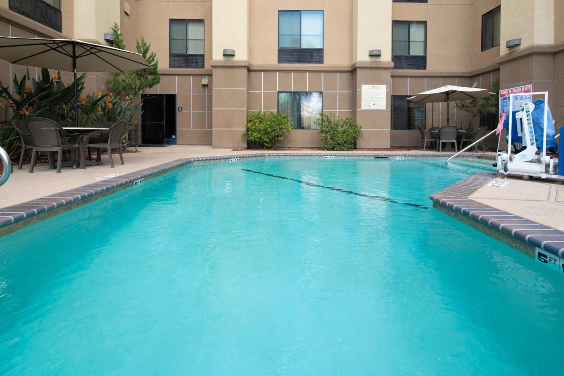 Hampton Inn Visalia photo 7