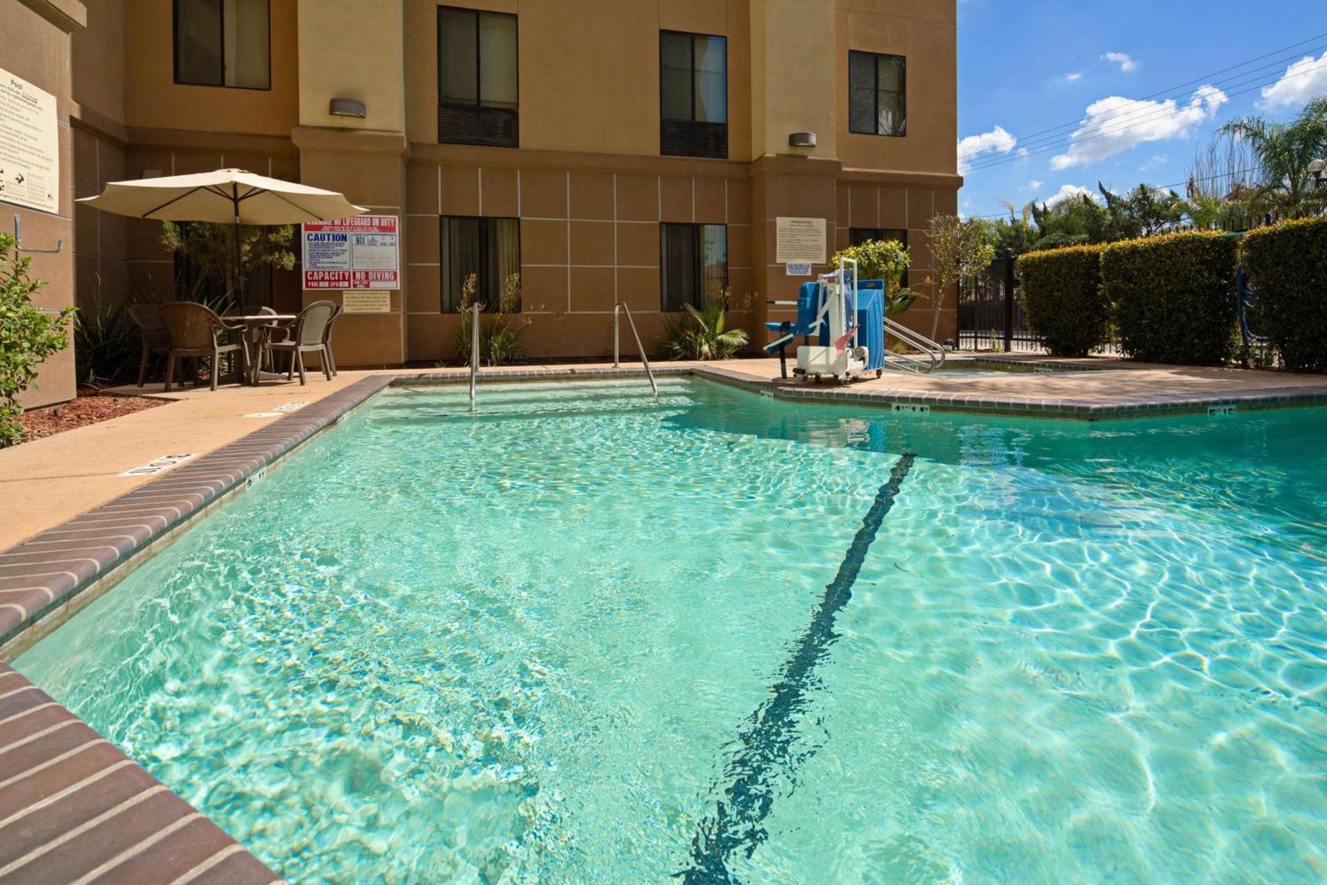 Hampton Inn Visalia photo 8