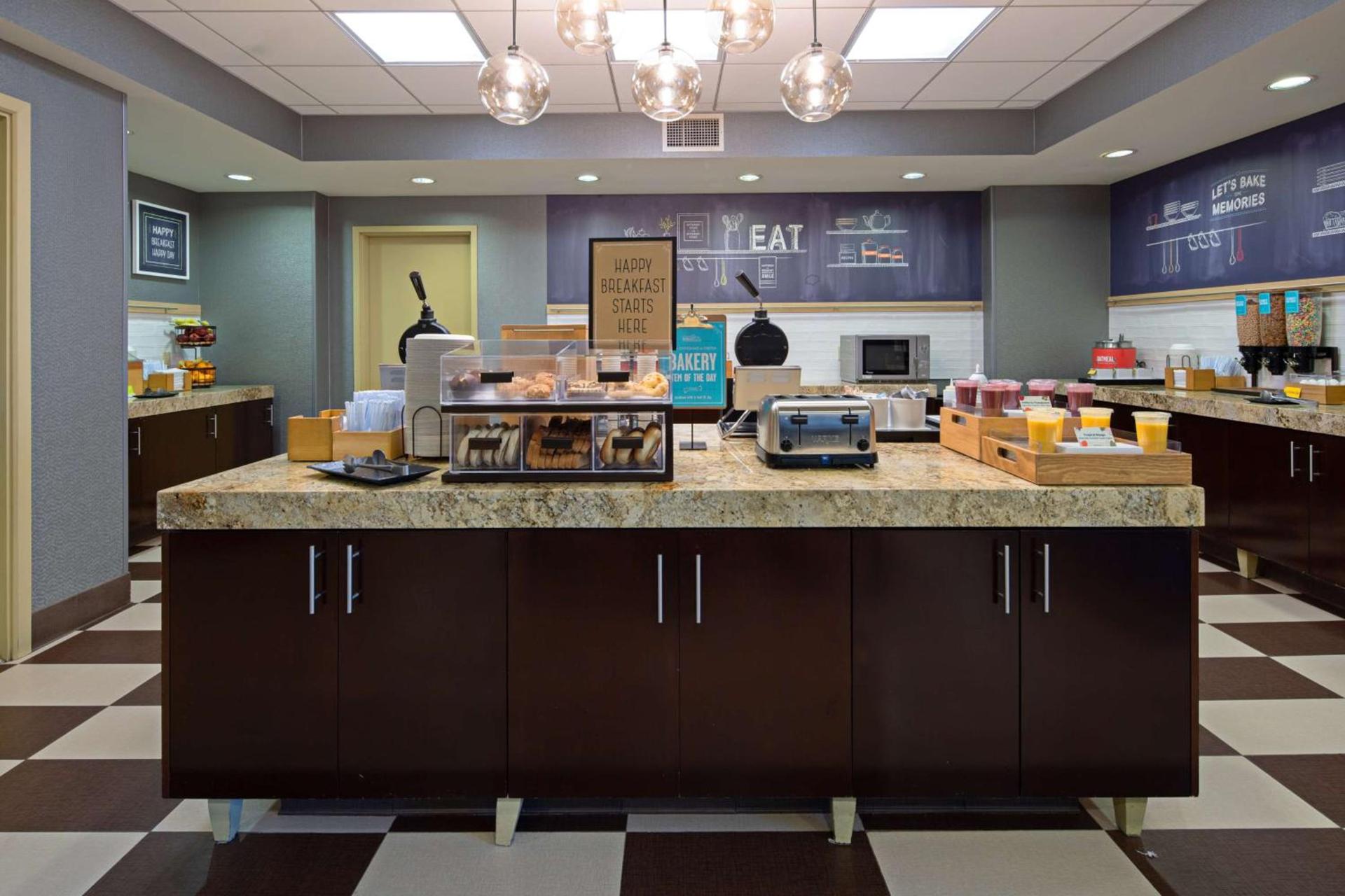 Hampton Inn Visalia photo 12