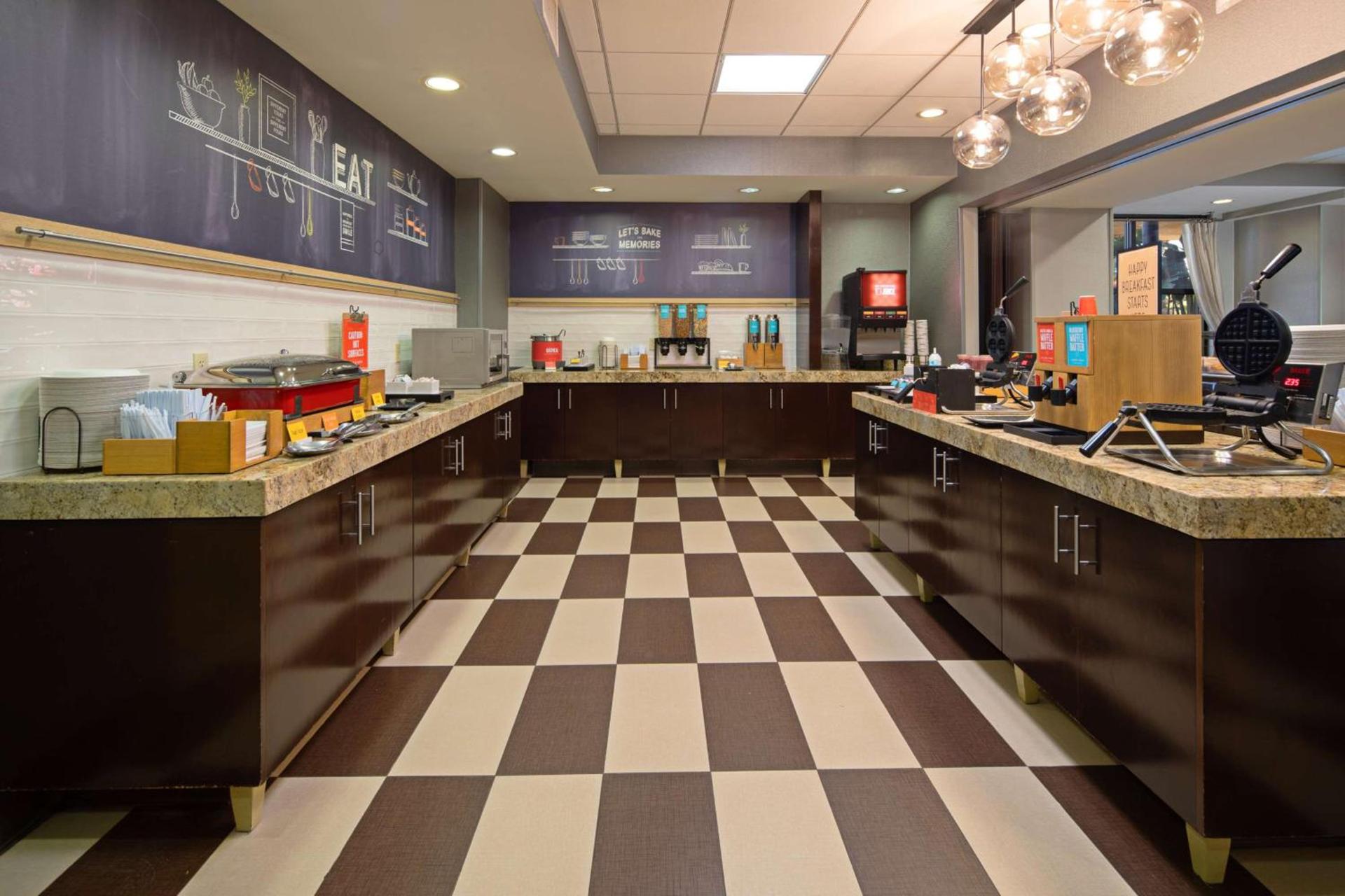 Hampton Inn Visalia photo 13