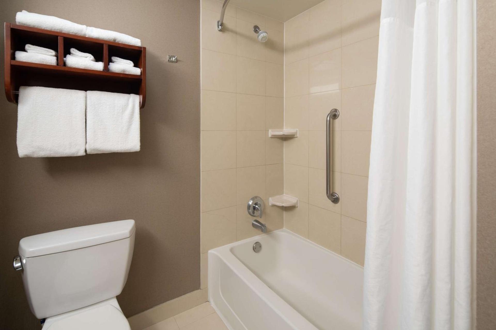 Hampton Inn Visalia photo 24