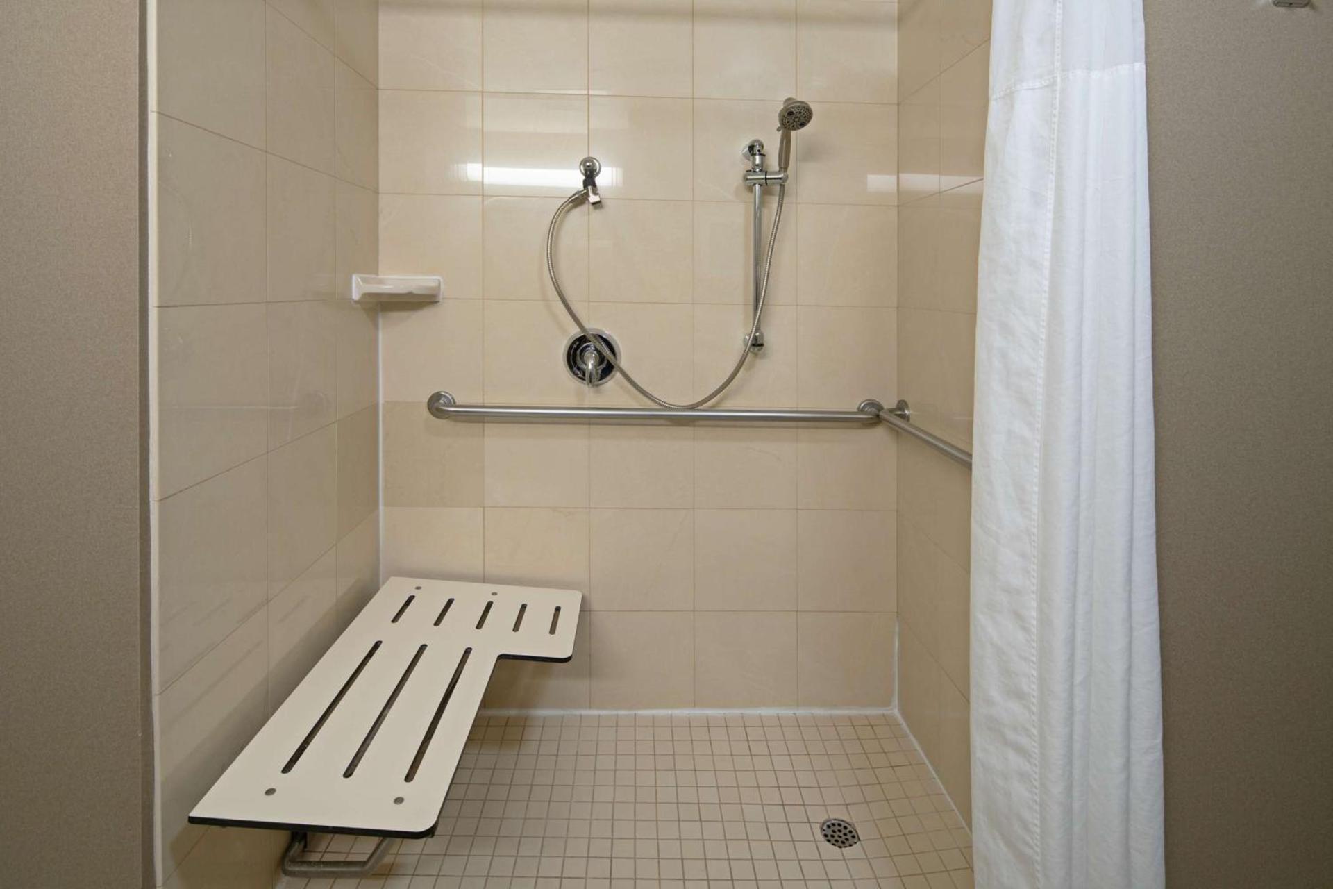 Hampton Inn Visalia photo 26