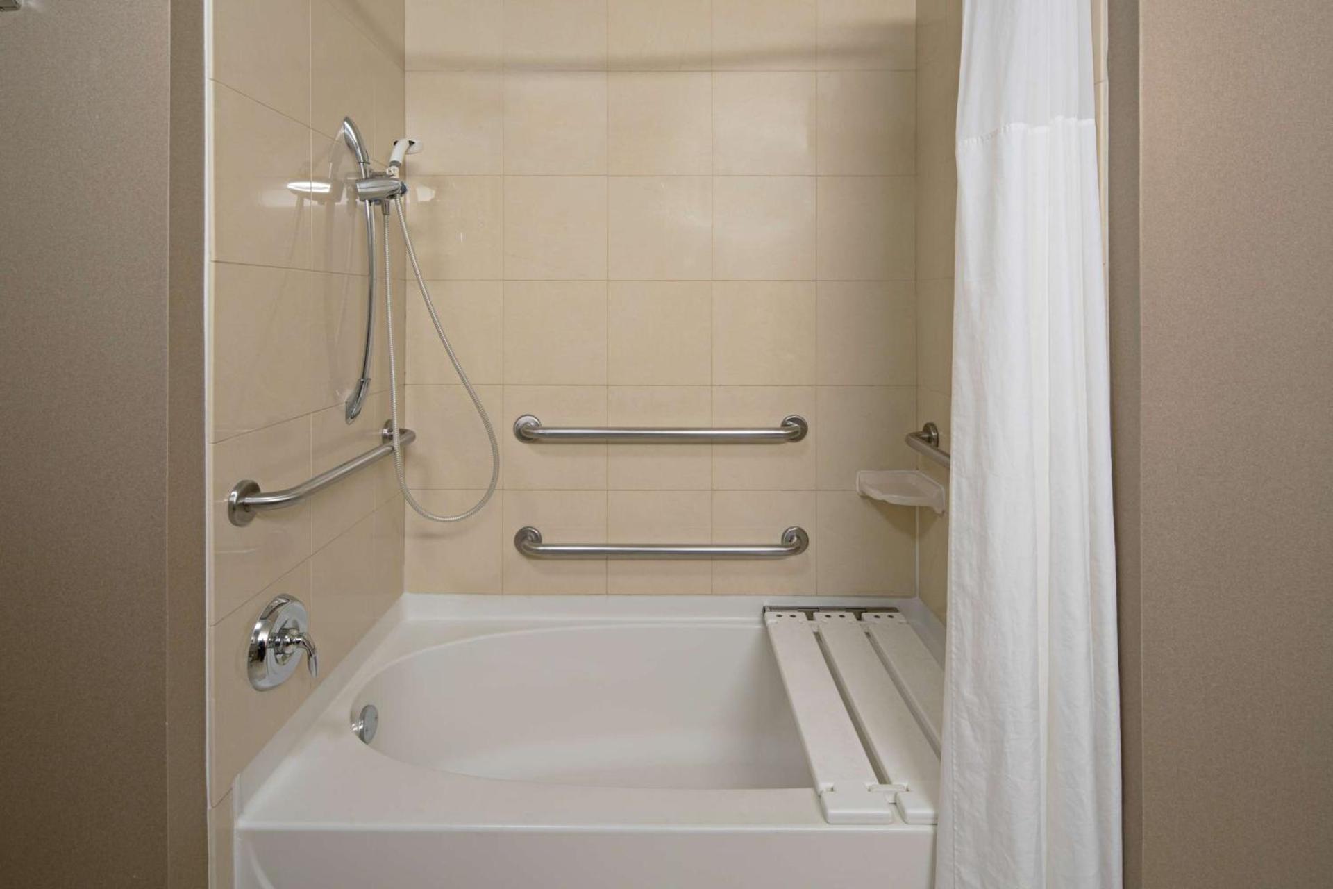 Hampton Inn Visalia photo 27