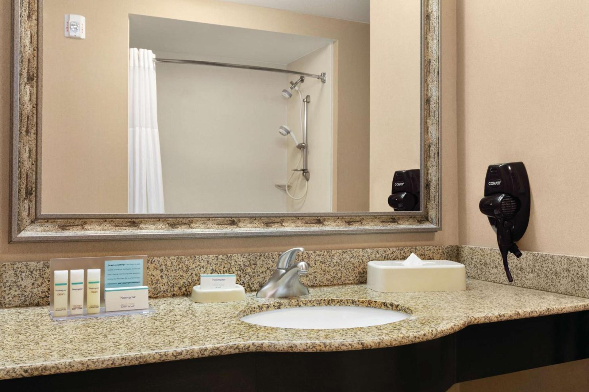 Hampton Inn & Suites Enid photo 12