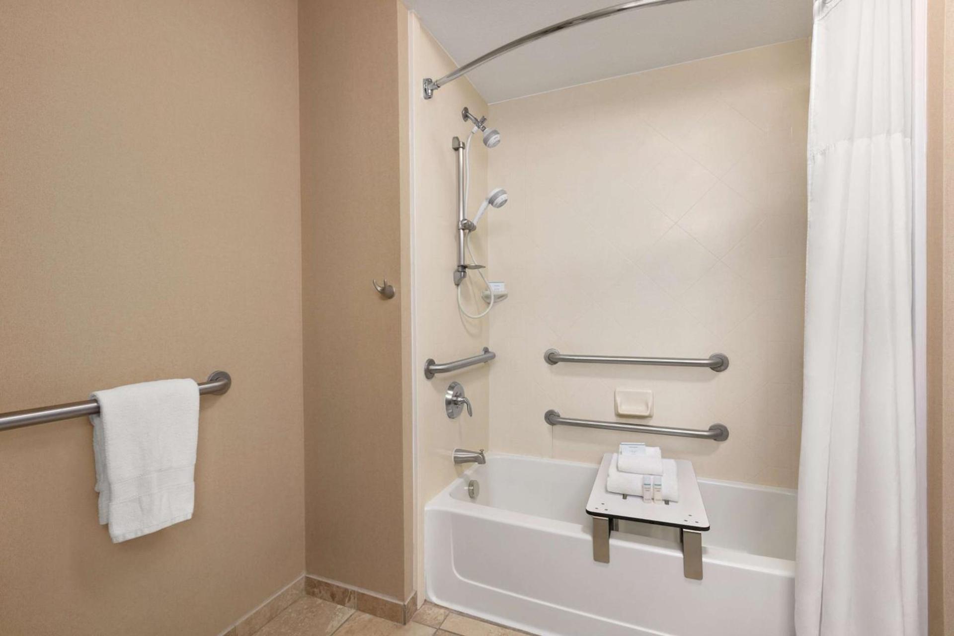 Hampton Inn & Suites Enid photo 13