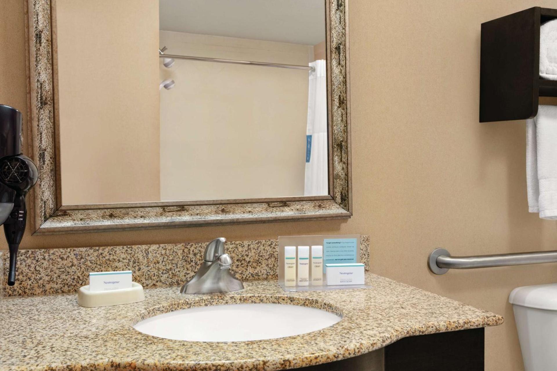 Hampton Inn & Suites Enid photo 14