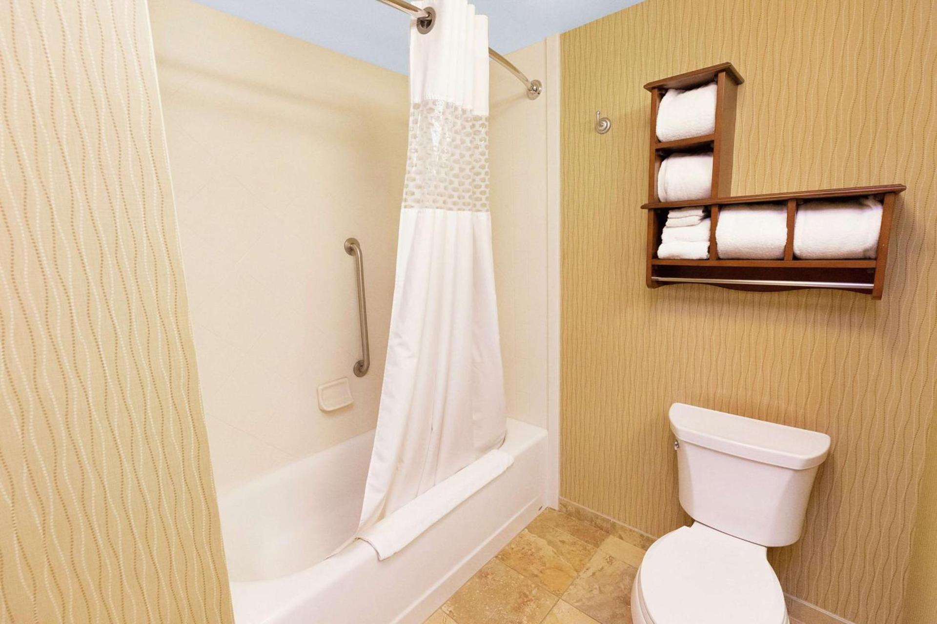 Hampton Inn Waynesburg photo 32