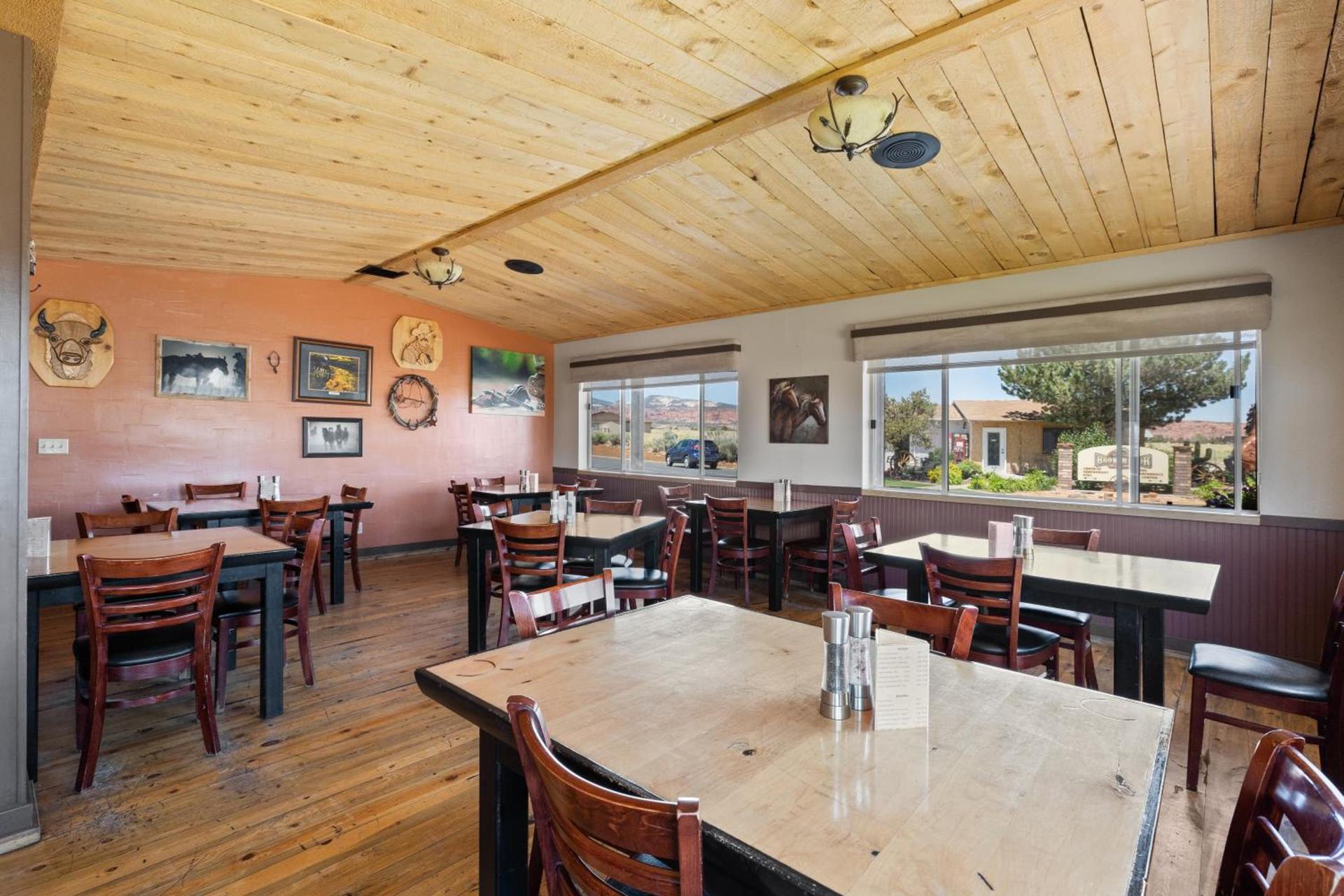 Broken Spur Inn & Steakhouse photo 3