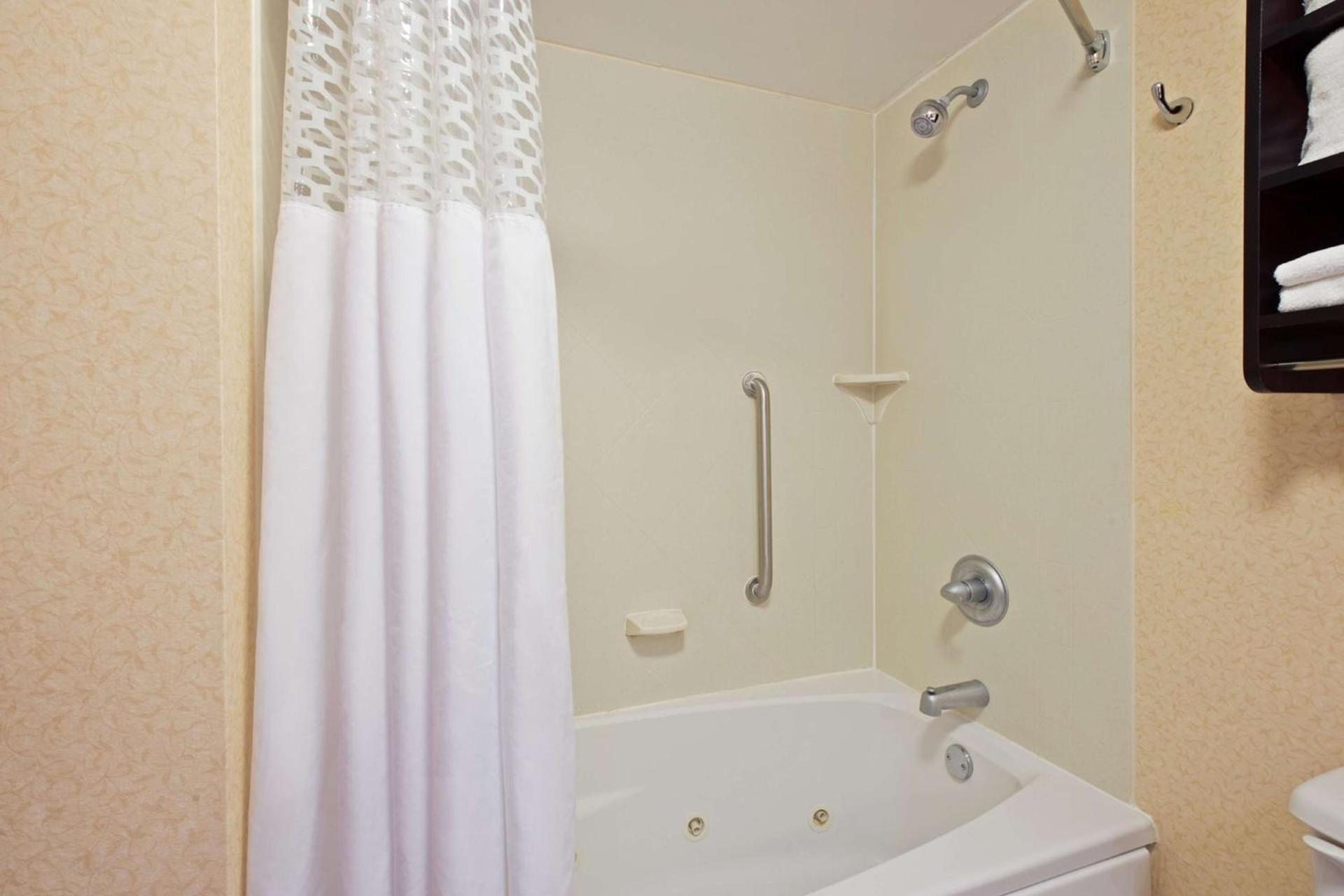 Hampton Inn Winfield Teays Valley photo 15