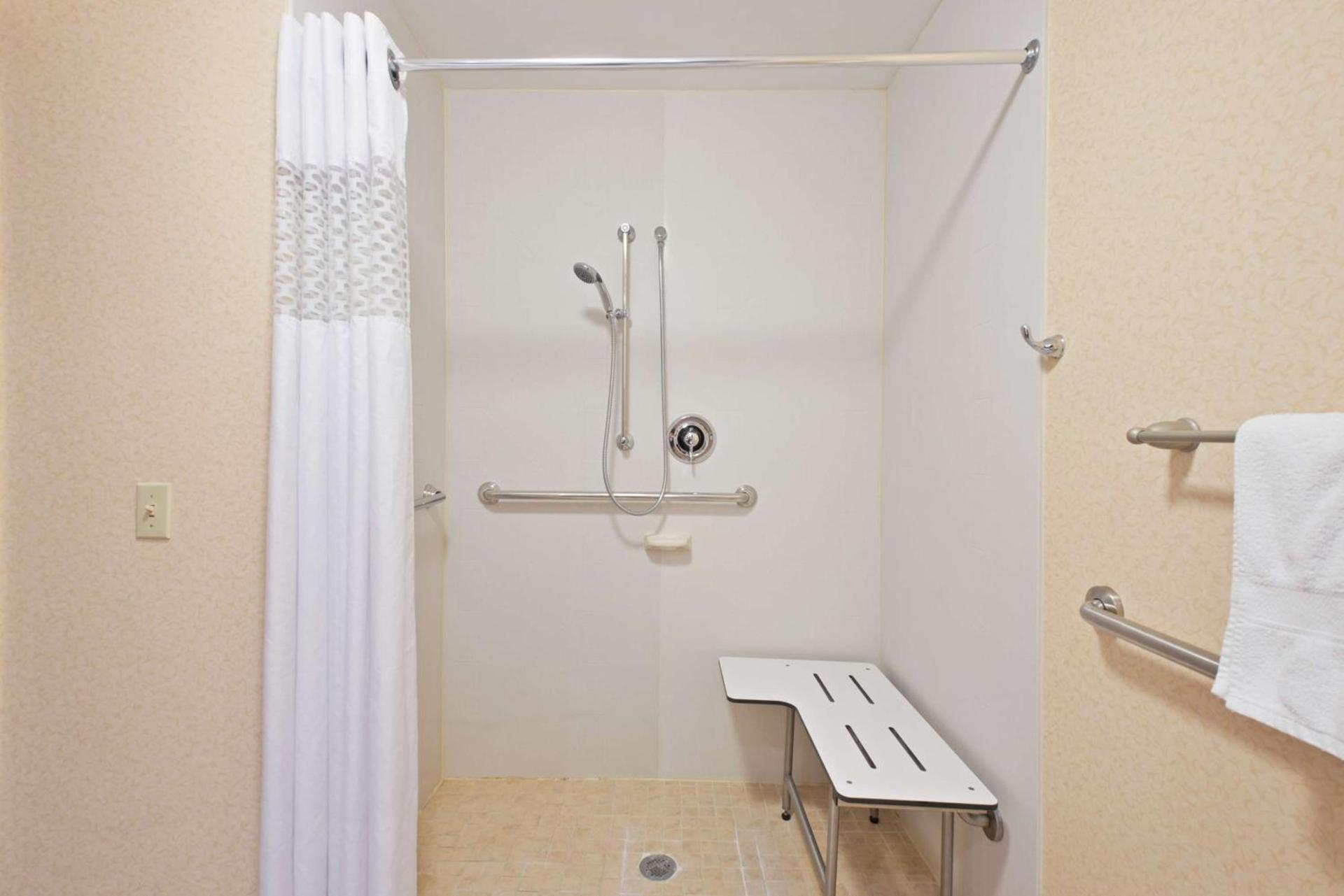 Hampton Inn Winfield Teays Valley photo 21