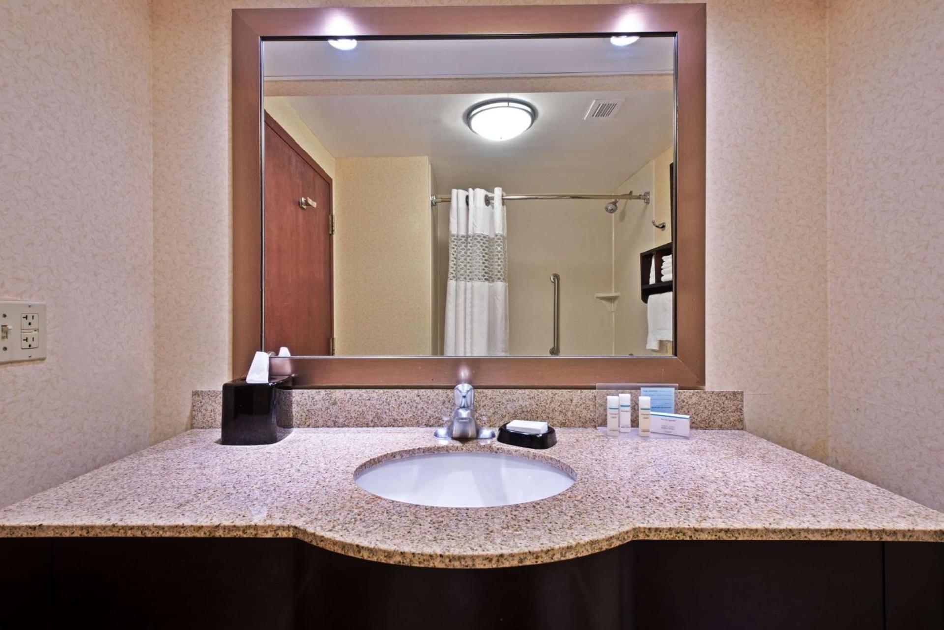 Hampton Inn Winfield Teays Valley photo 27