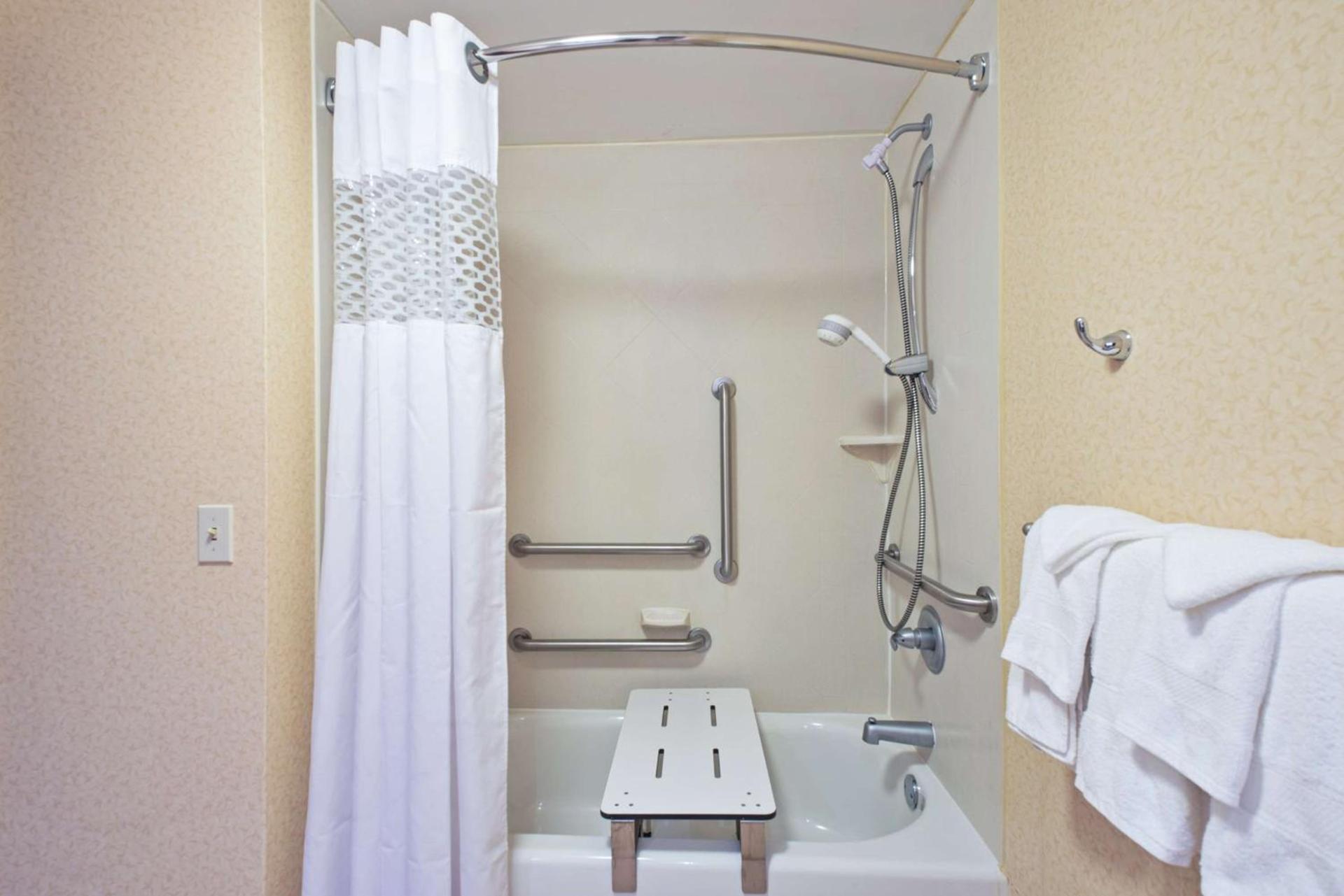 Hampton Inn Winfield Teays Valley photo 29