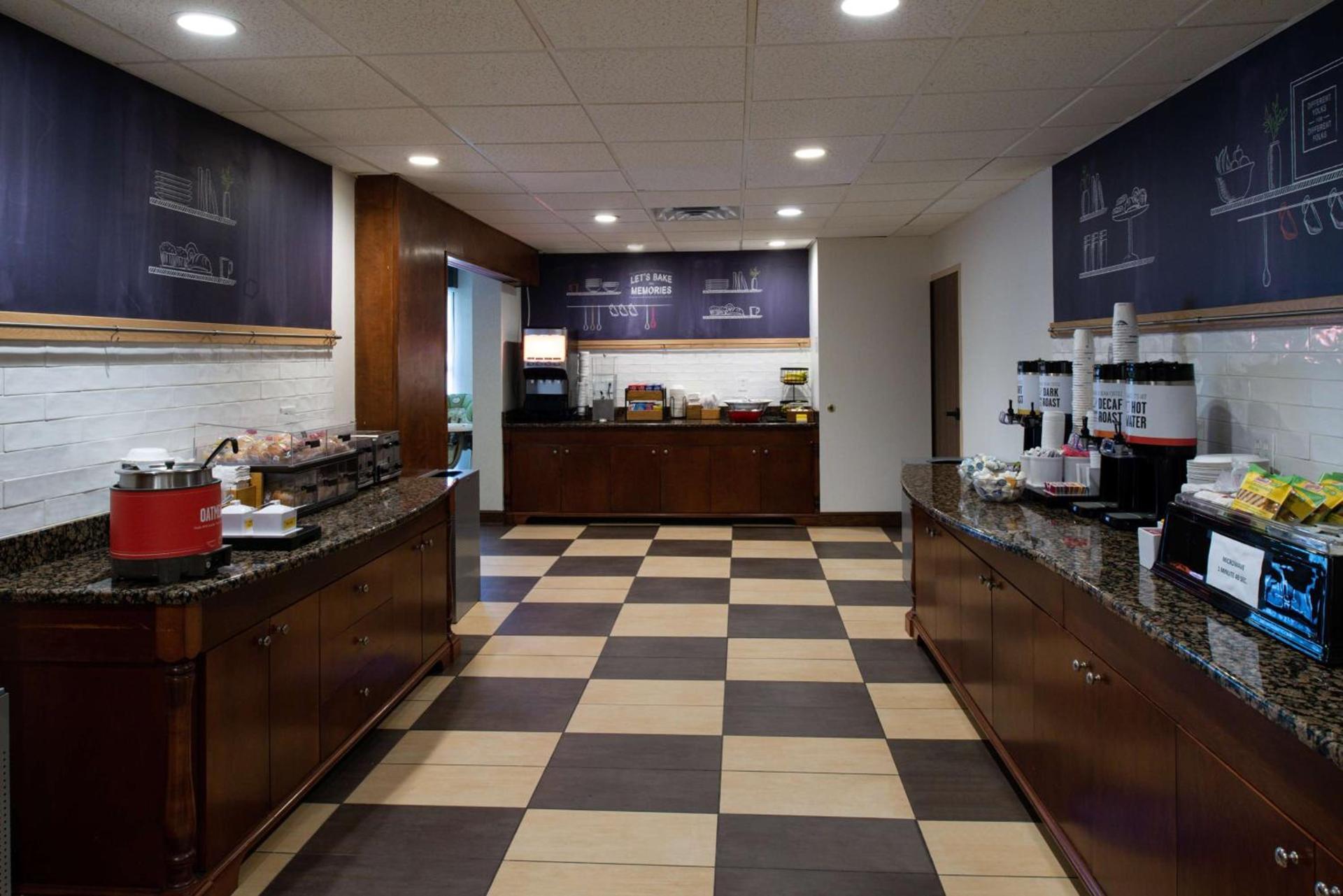 Hampton Inn Wytheville photo 16