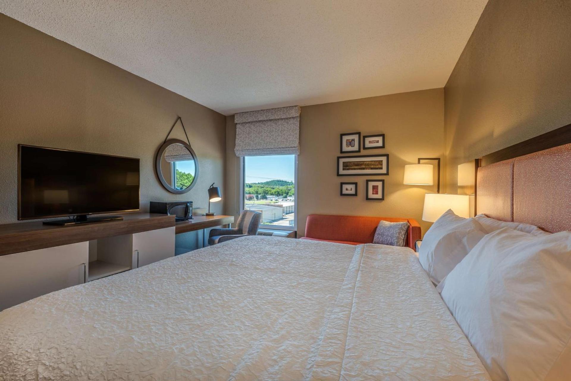 Hampton Inn Wilkesboro photo 17