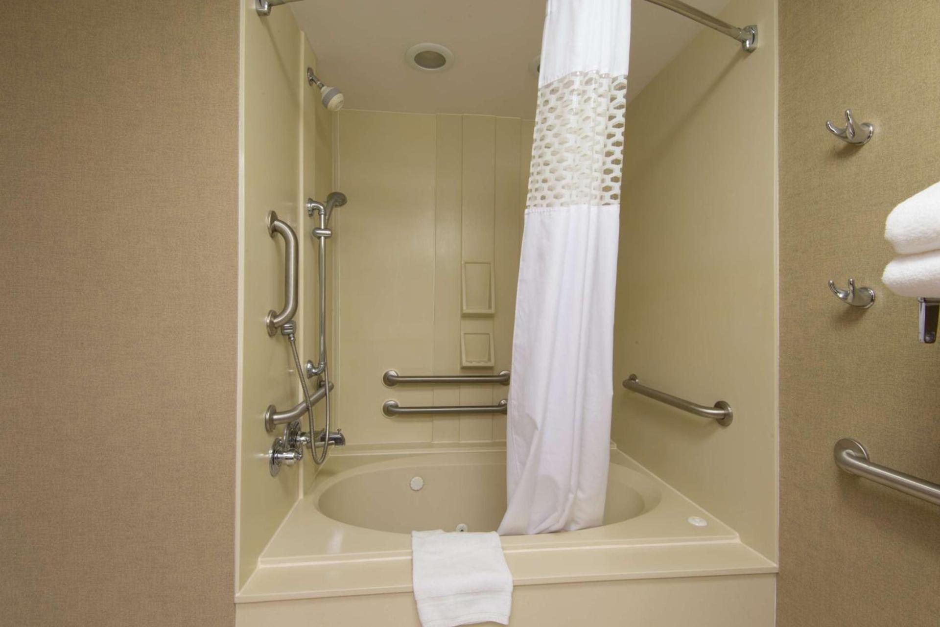 Hampton Inn Wilkesboro photo 29