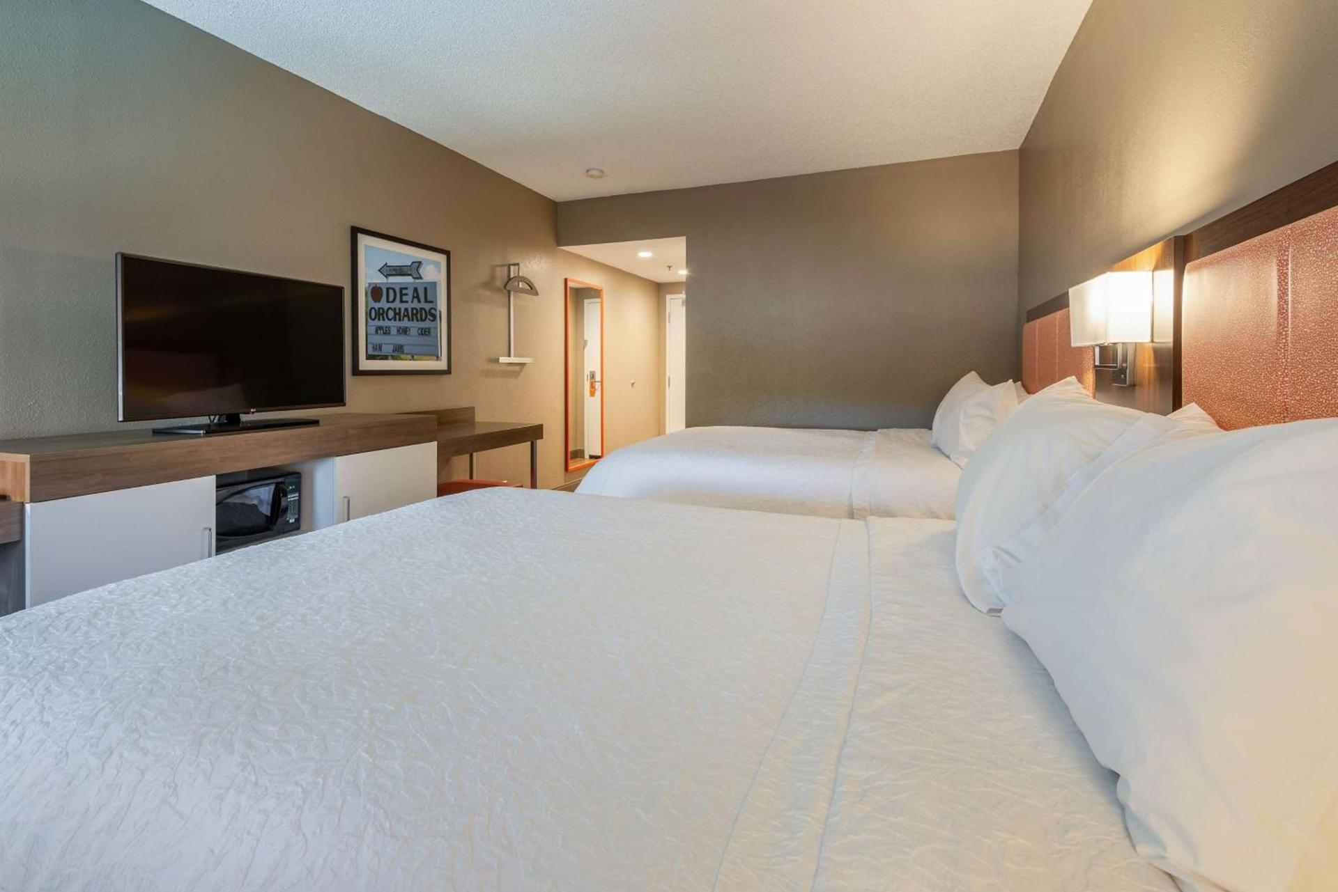 Hampton Inn Wilkesboro photo 32