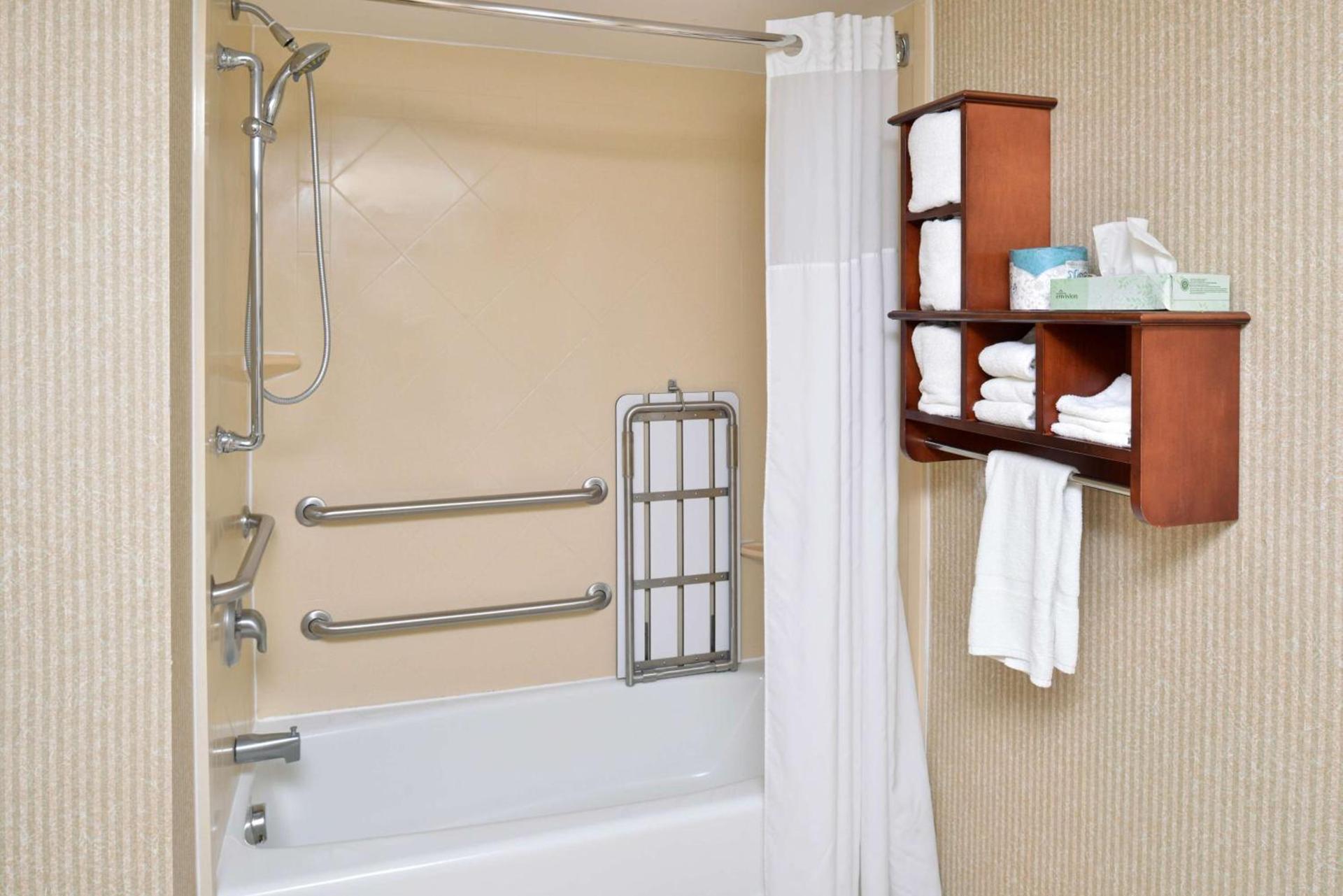 Hampton Inn Wytheville photo 35