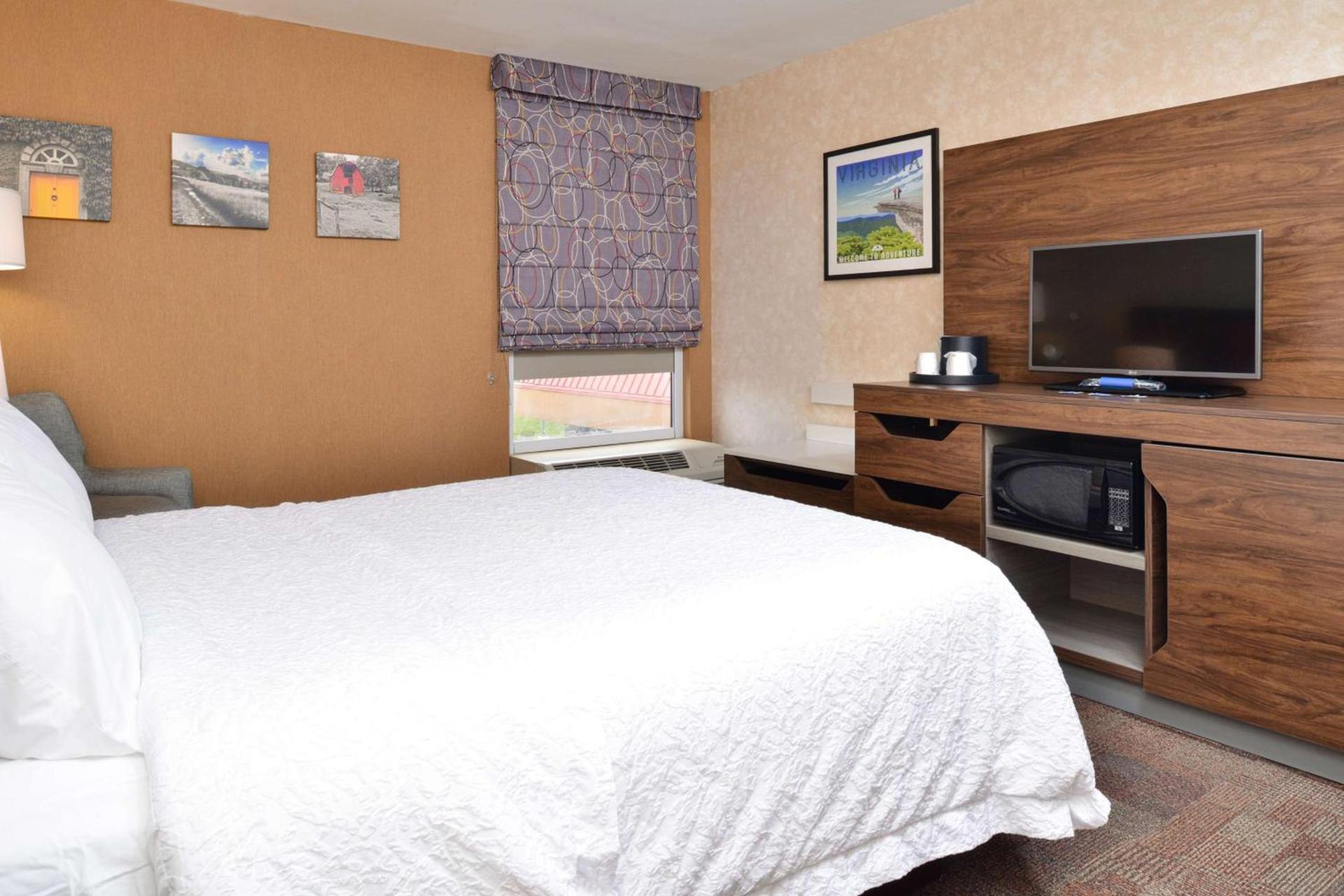 Hampton Inn Wytheville photo 46