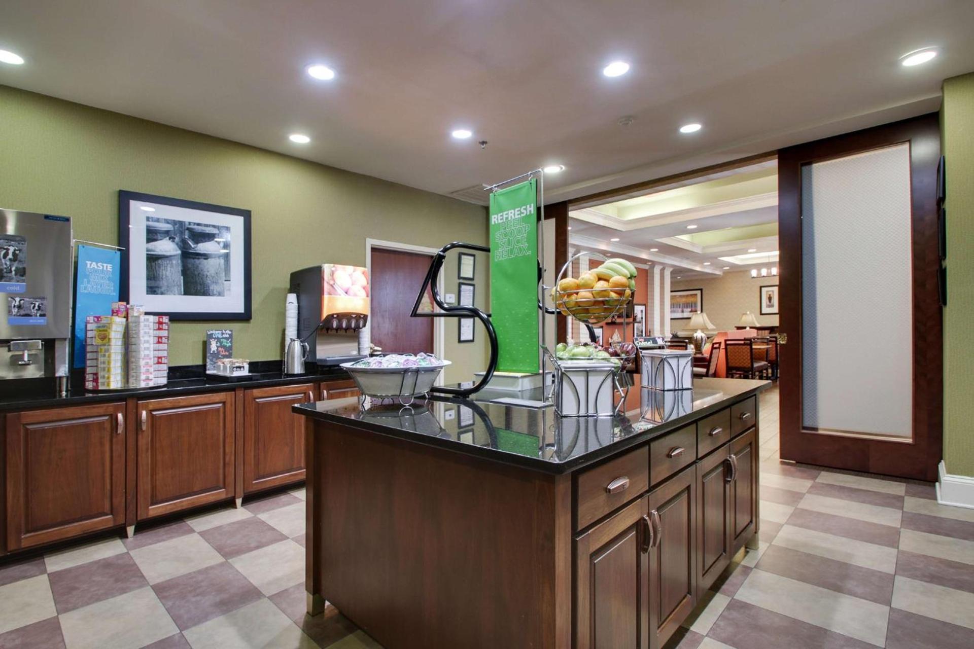 Hampton Inn Warner Robins photo 9