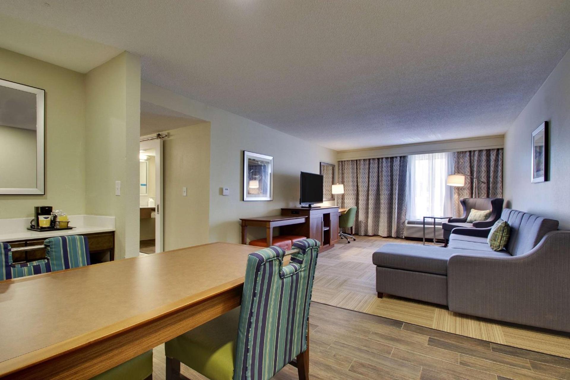 Hampton Inn Warner Robins photo 28