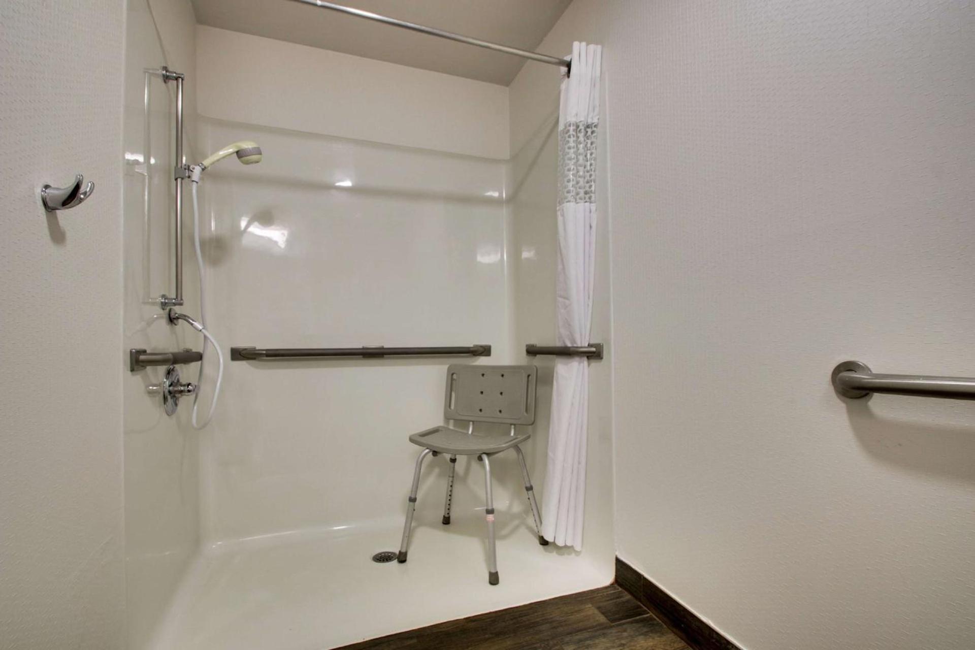 Hampton Inn Warner Robins photo 35