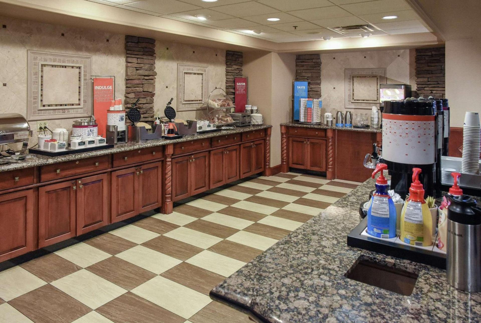 Hampton Inn & Suites Youngstown-Canfield photo 11