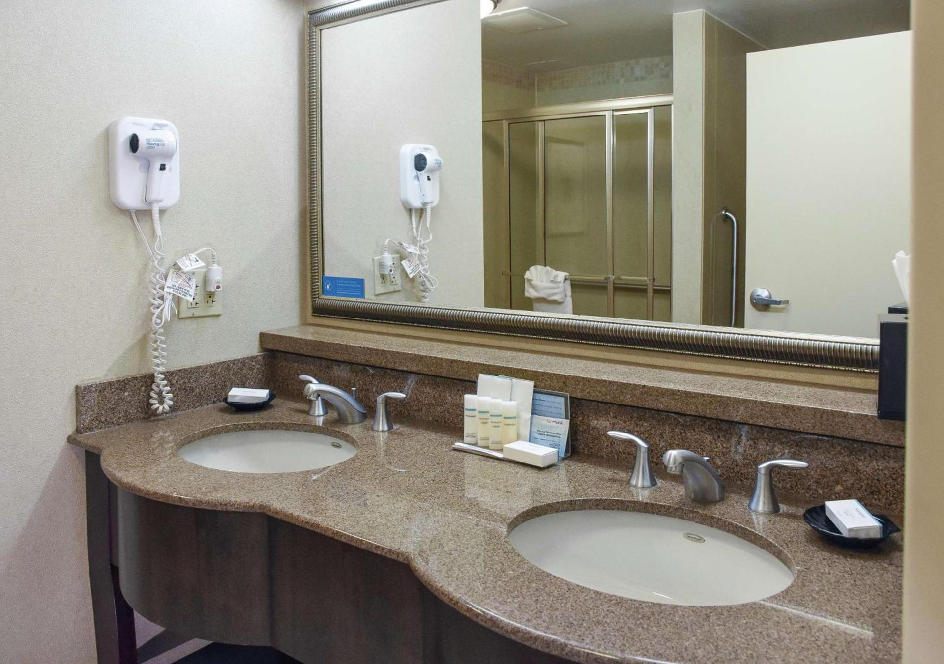 Hampton Inn & Suites Youngstown-Canfield photo 16