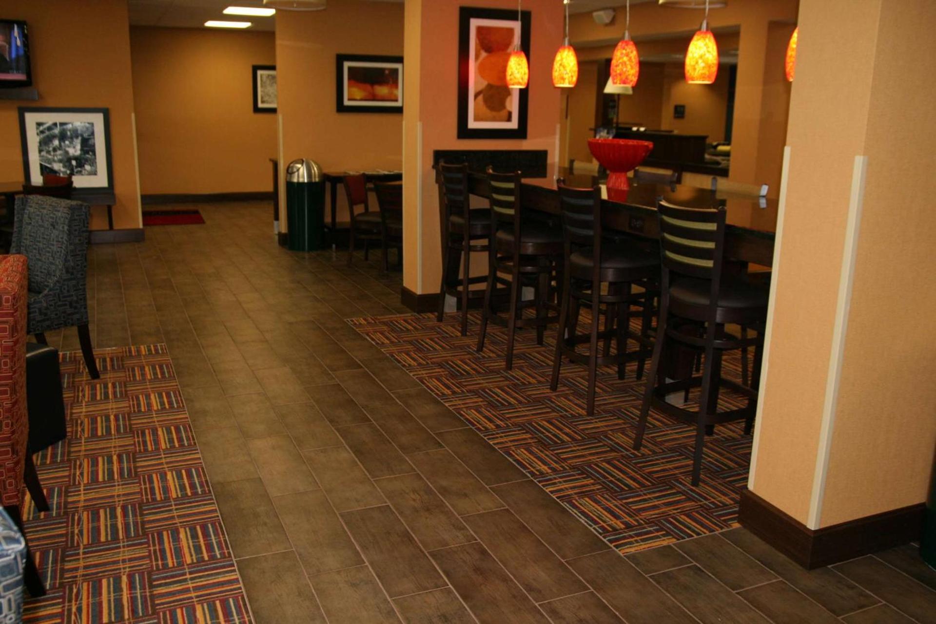Hampton Inn Youngstown-North photo 5