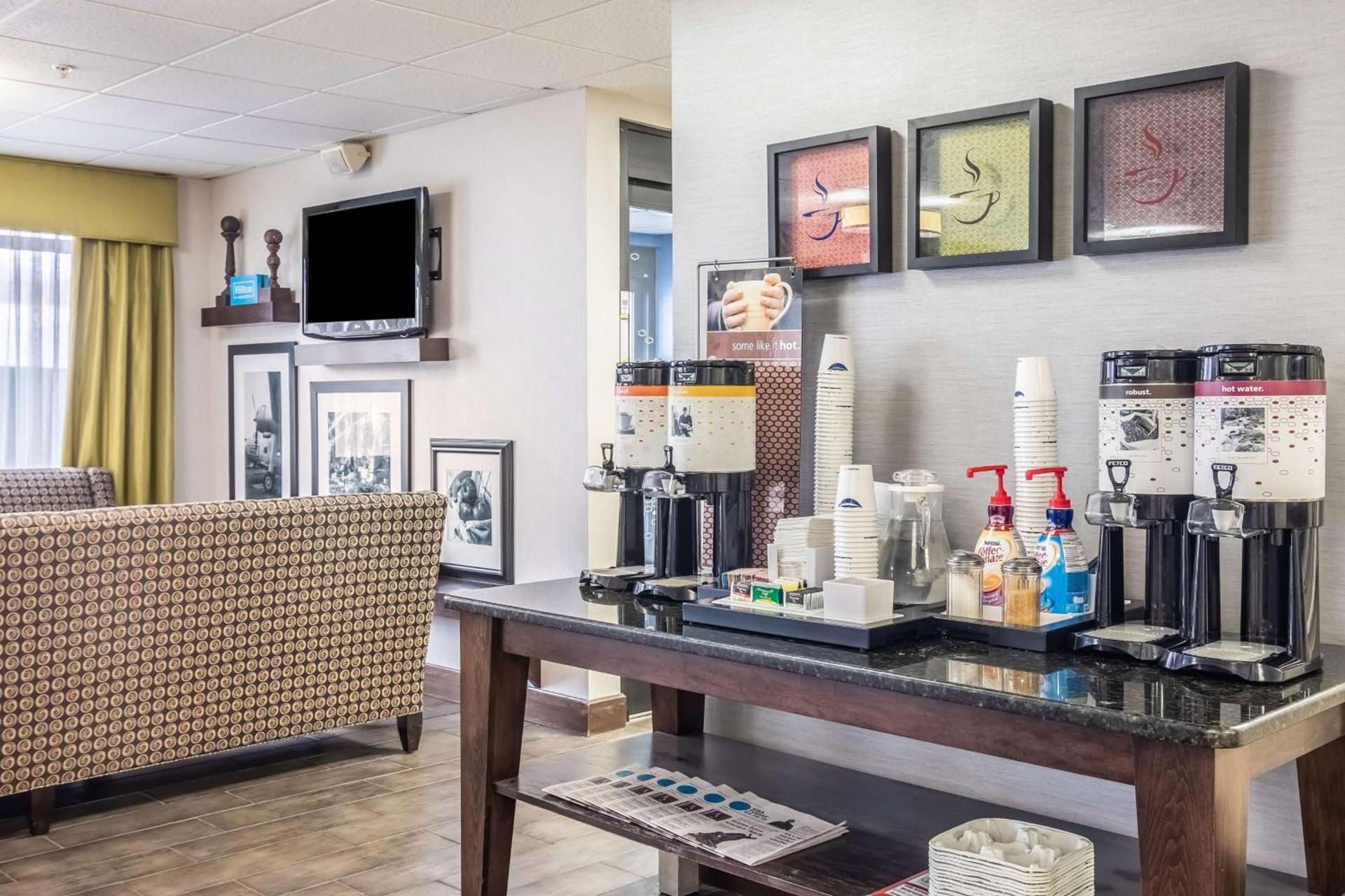 Hampton Inn Youngstown-North photo 4