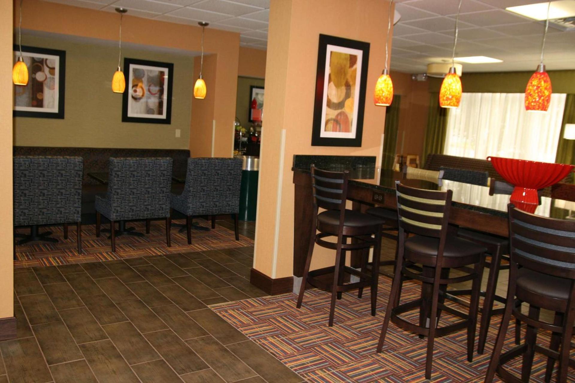 Hampton Inn Youngstown-North photo 6