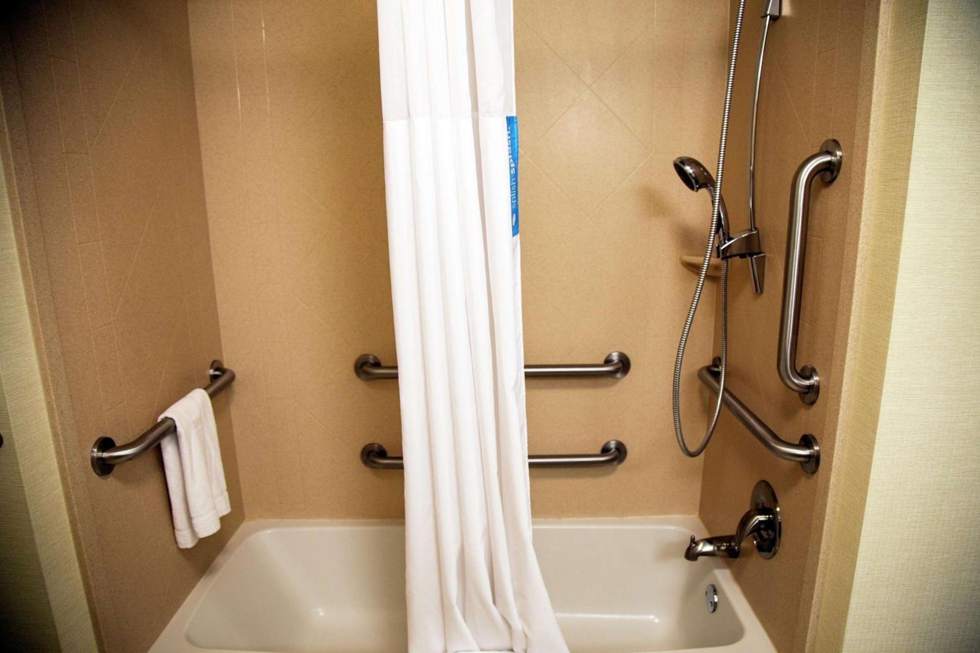 Hampton Inn & Suites Sharon photo 15