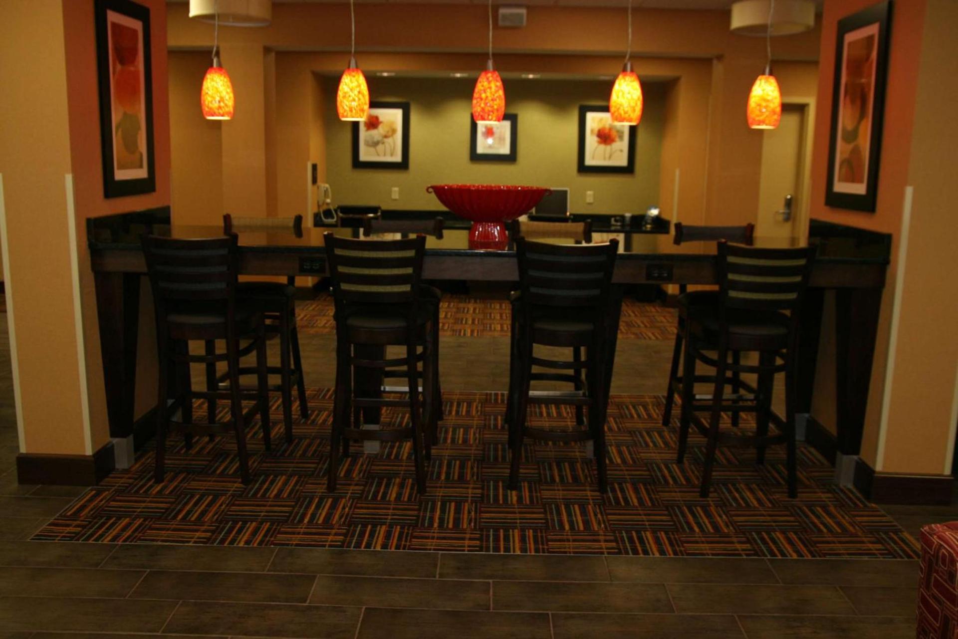 Hampton Inn Youngstown-North photo 8