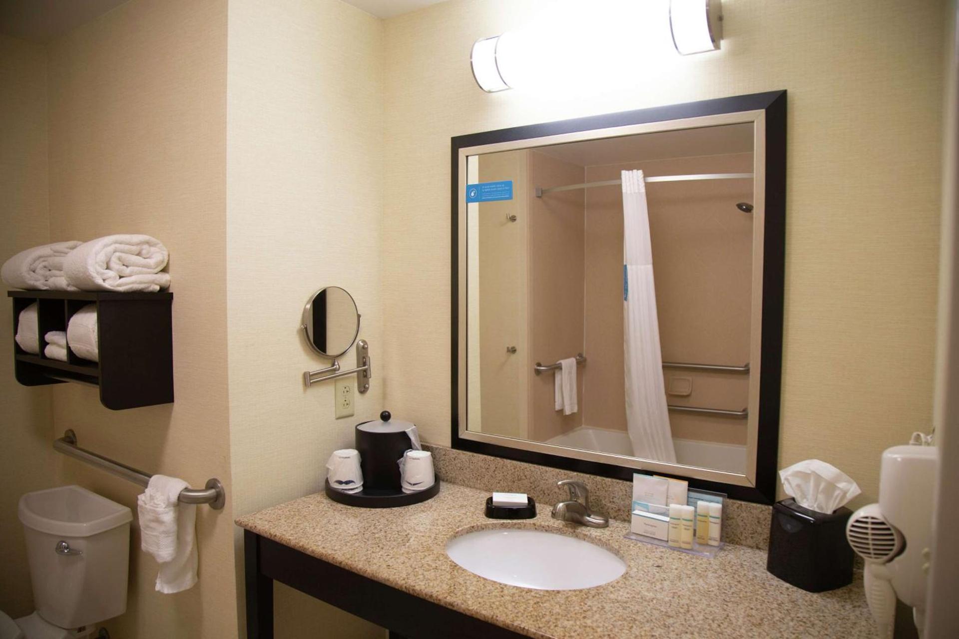 Hampton Inn & Suites Sharon photo 16