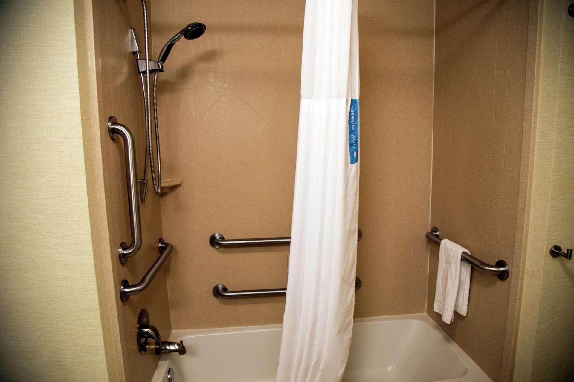 Hampton Inn & Suites Sharon photo 17