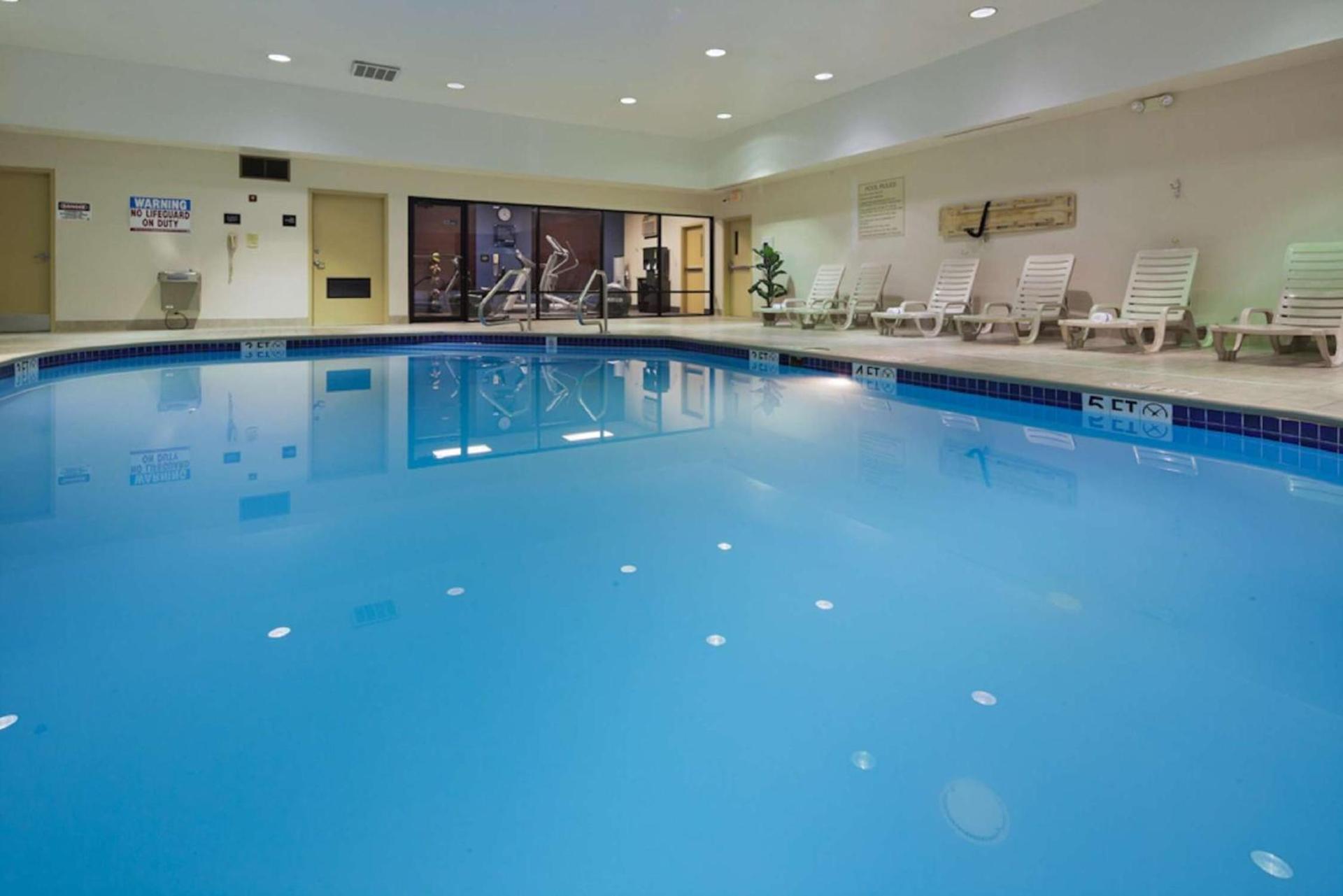 Hampton Inn Youngstown-North photo 11