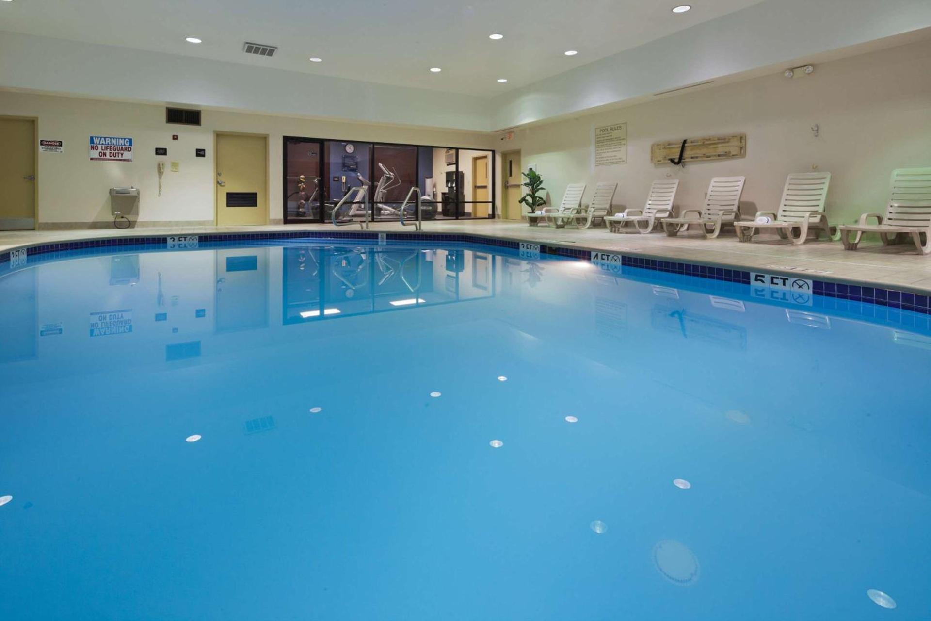 Hampton Inn Youngstown-North photo 12
