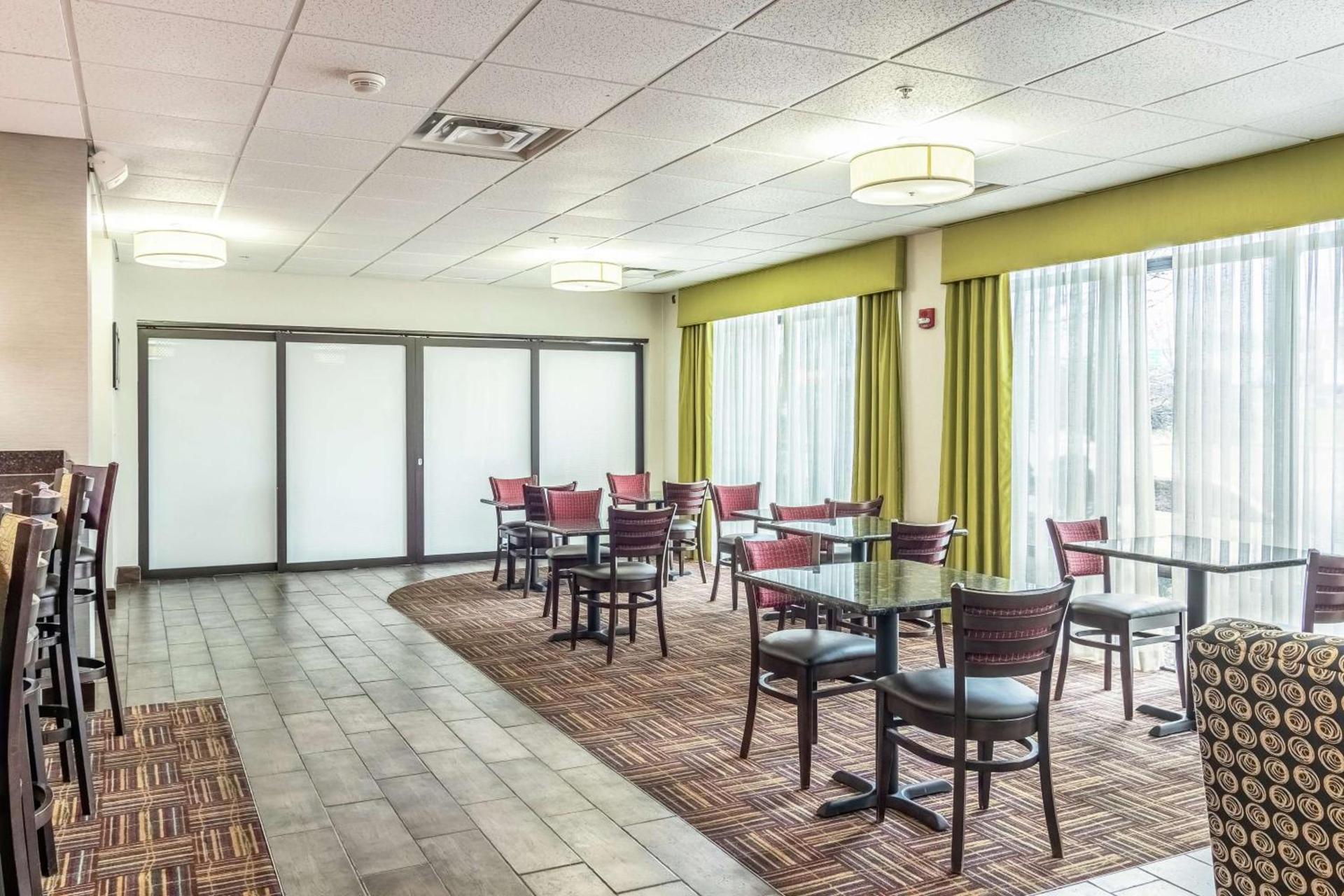 Hampton Inn Youngstown-North photo 13